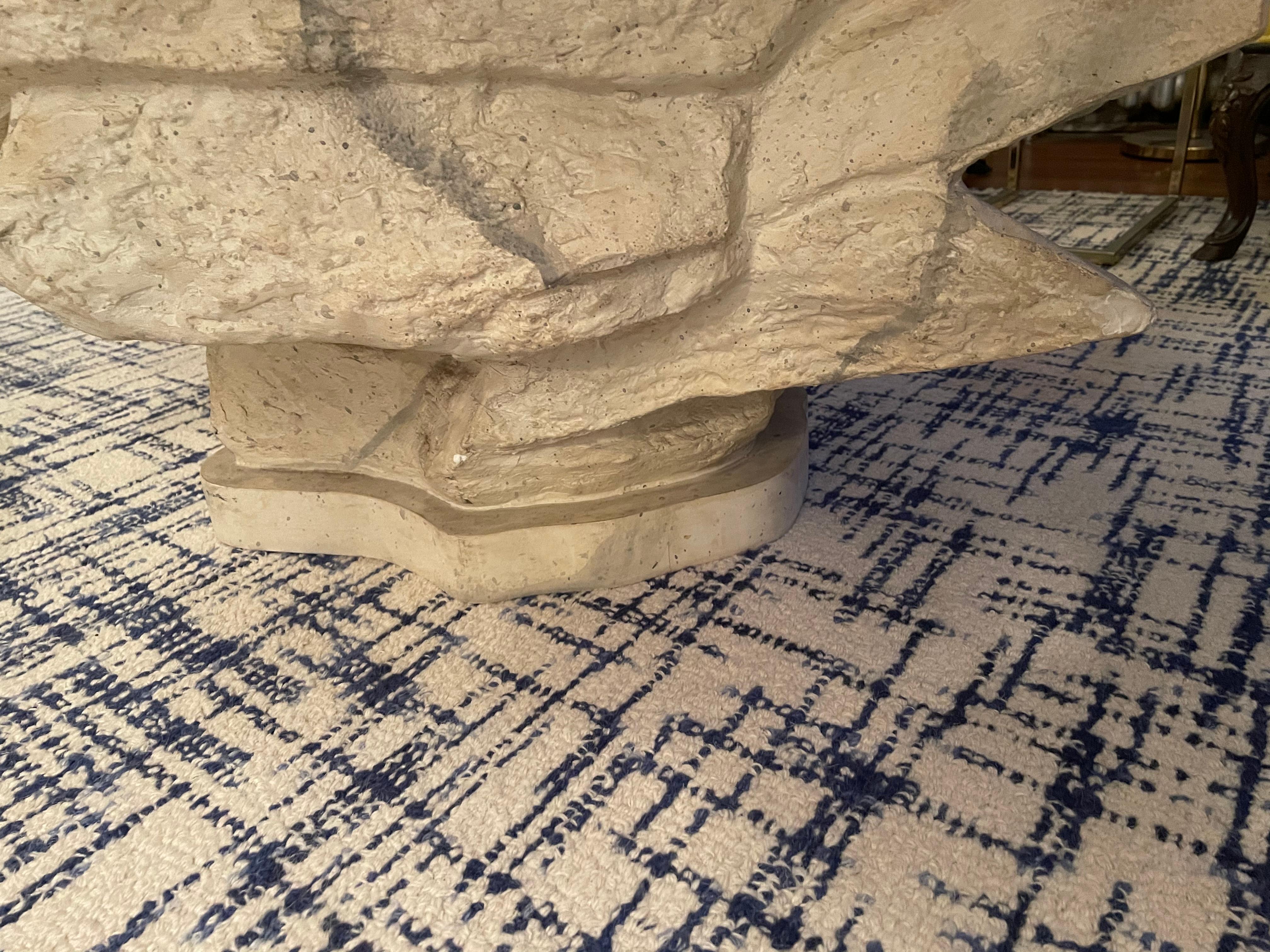 Table basse en plâtre empilé en pierre de Sirmos, à la manière d'Emilio Terry en vente 3