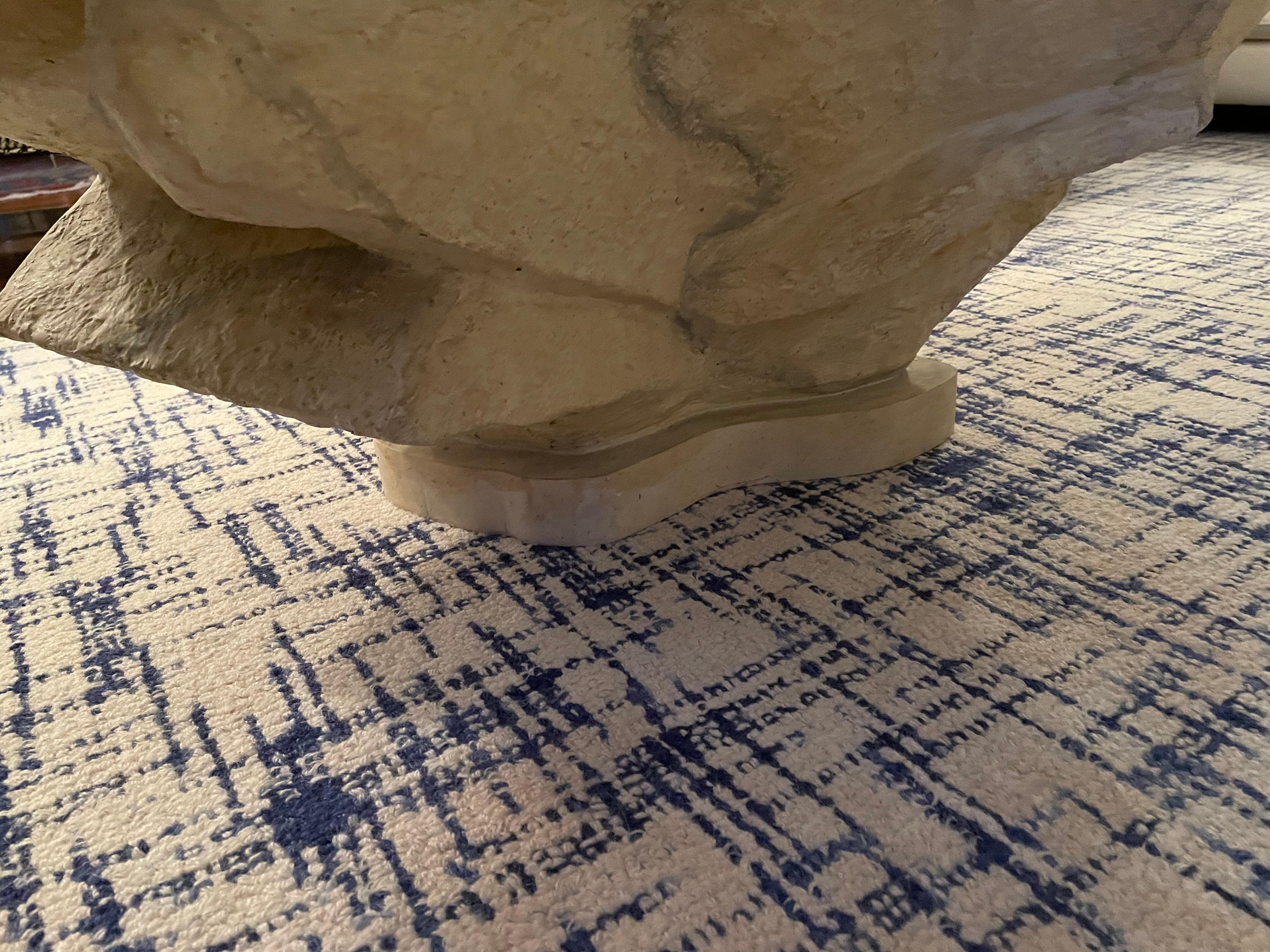 Table basse en plâtre empilé en pierre de Sirmos, à la manière d'Emilio Terry en vente 4
