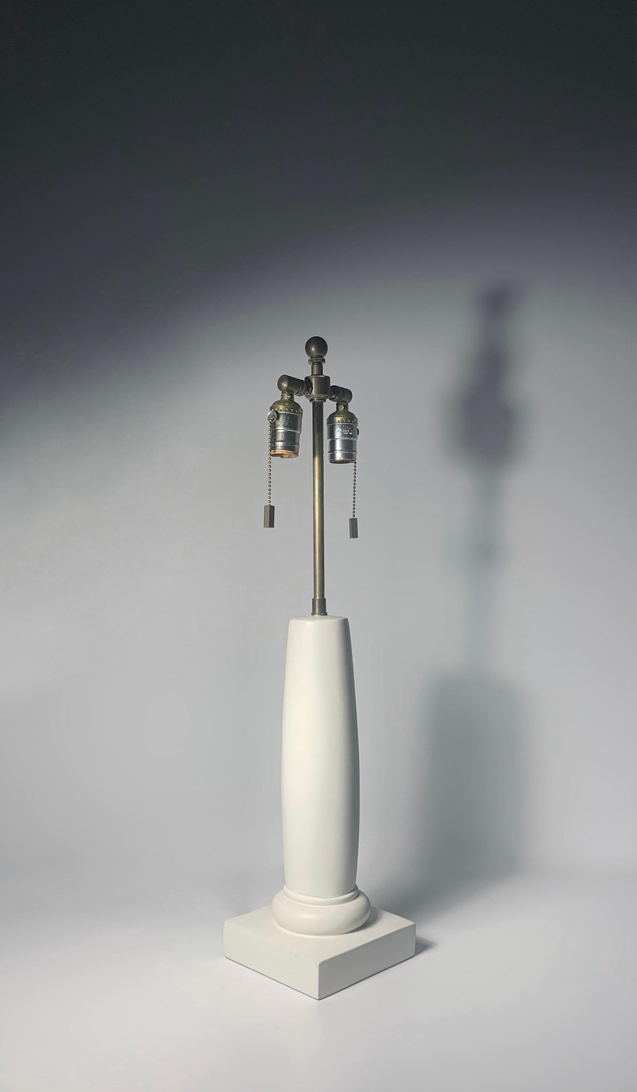 Néoclassique Lampe de table Sirmos d'après Giacometti en vente