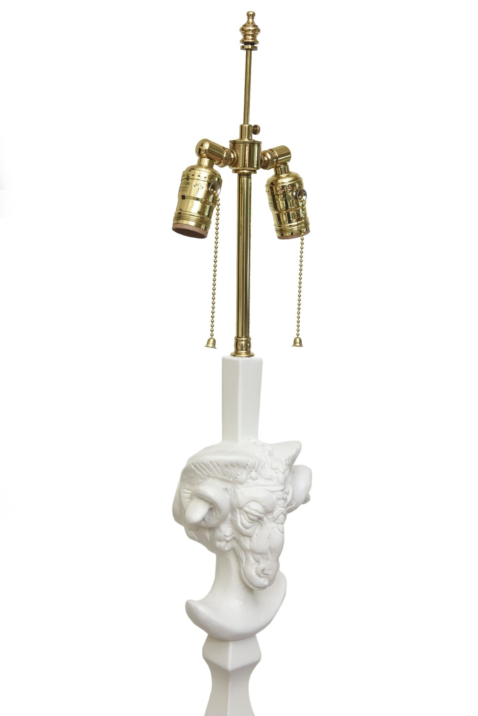 Sirmos Stehlampe mit Widderkopf aus weißem Holz mit dreibeinigen Widderfüßen und Messingbeschlägen (amerikanisch) im Angebot
