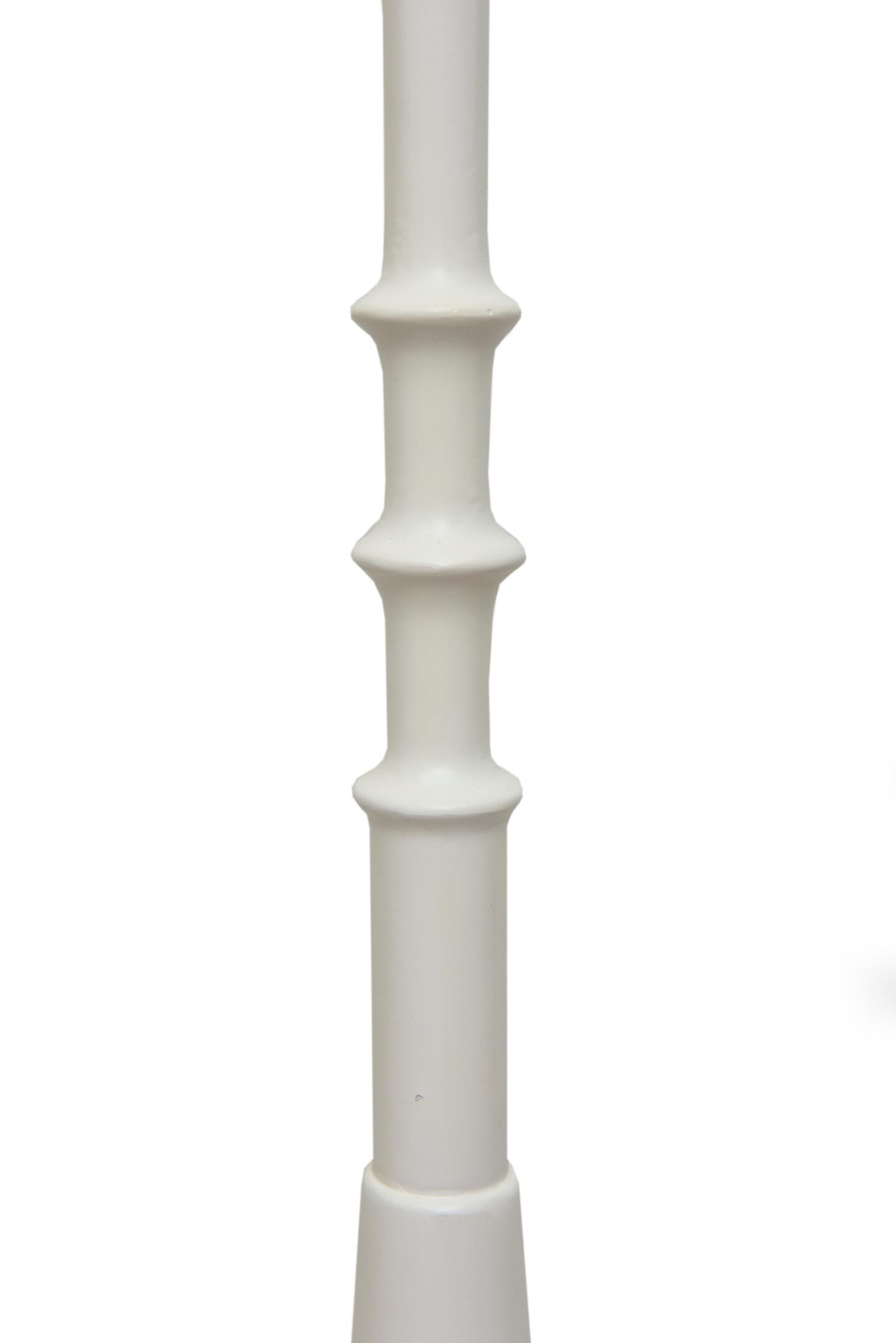 Sirmos Stehlampe mit Widderkopf aus weißem Holz mit dreibeinigen Widderfüßen und Messingbeschlägen im Angebot 3