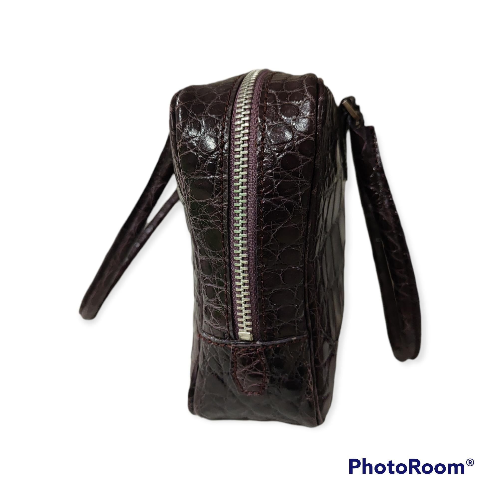 Sirni lila Krokodil Handtasche
vollständig in Italien hergestellt
futter aus Leder
abmessungen: 28*15 cm, 7 cm Tiefe