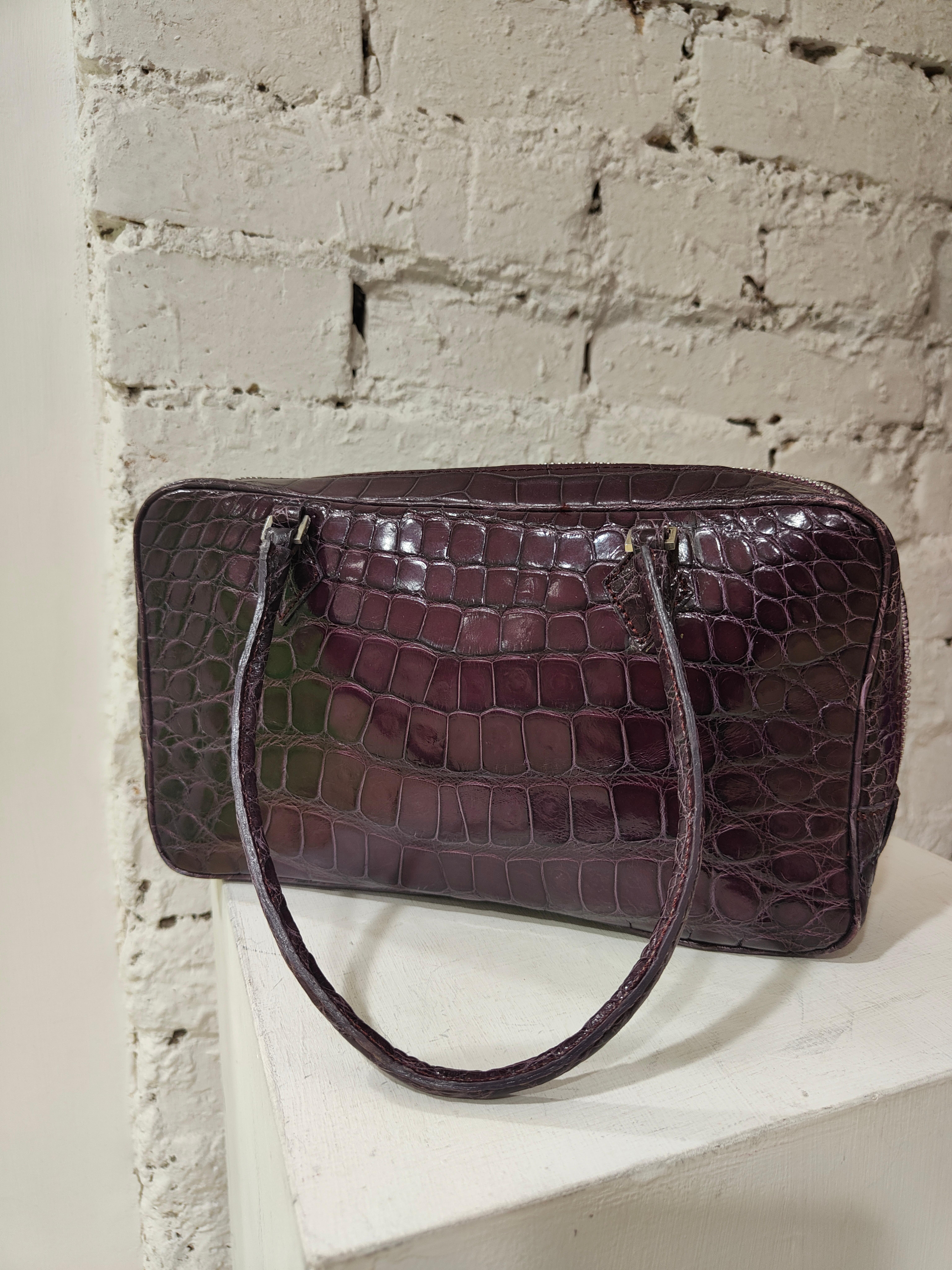 Sirni purple crocodile handbag - shoulder bag In Excellent Condition For Sale In Capri, IT