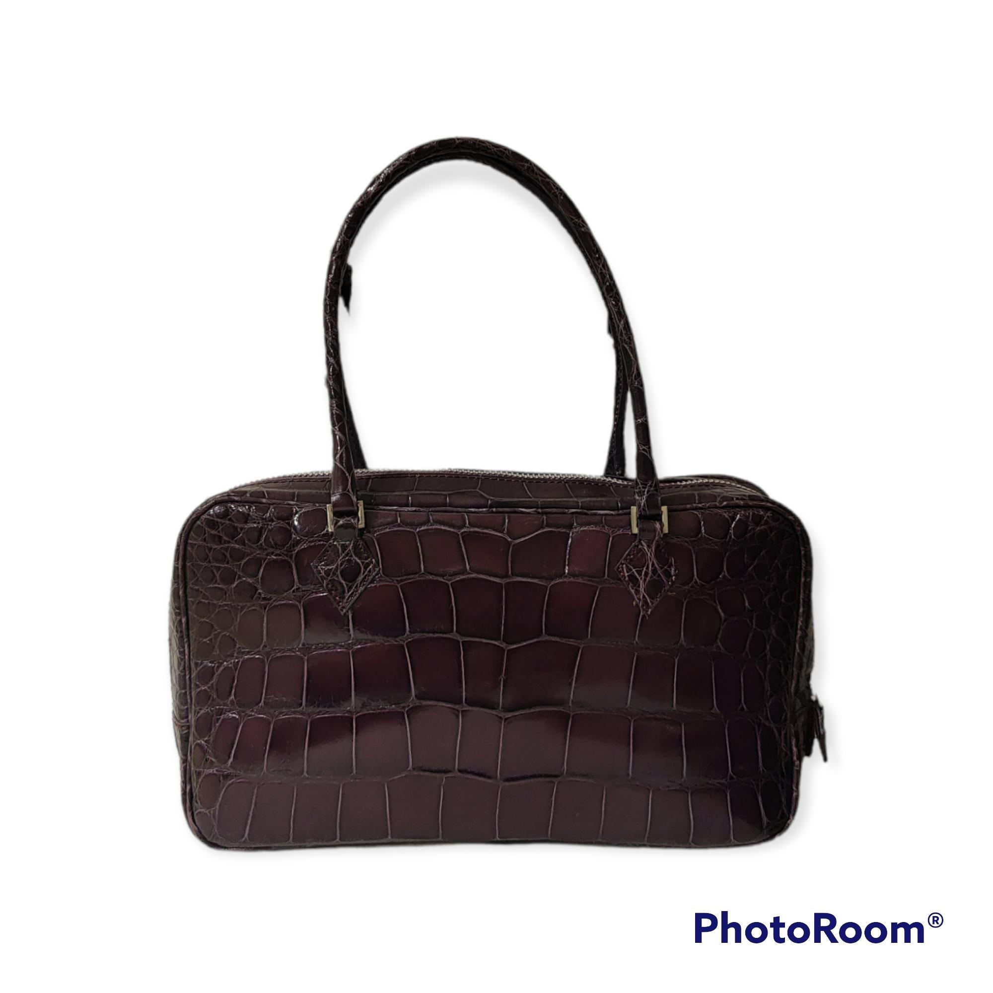 Sirni Sac à main en crocodile violet - Sac à bandoulière en vente 1