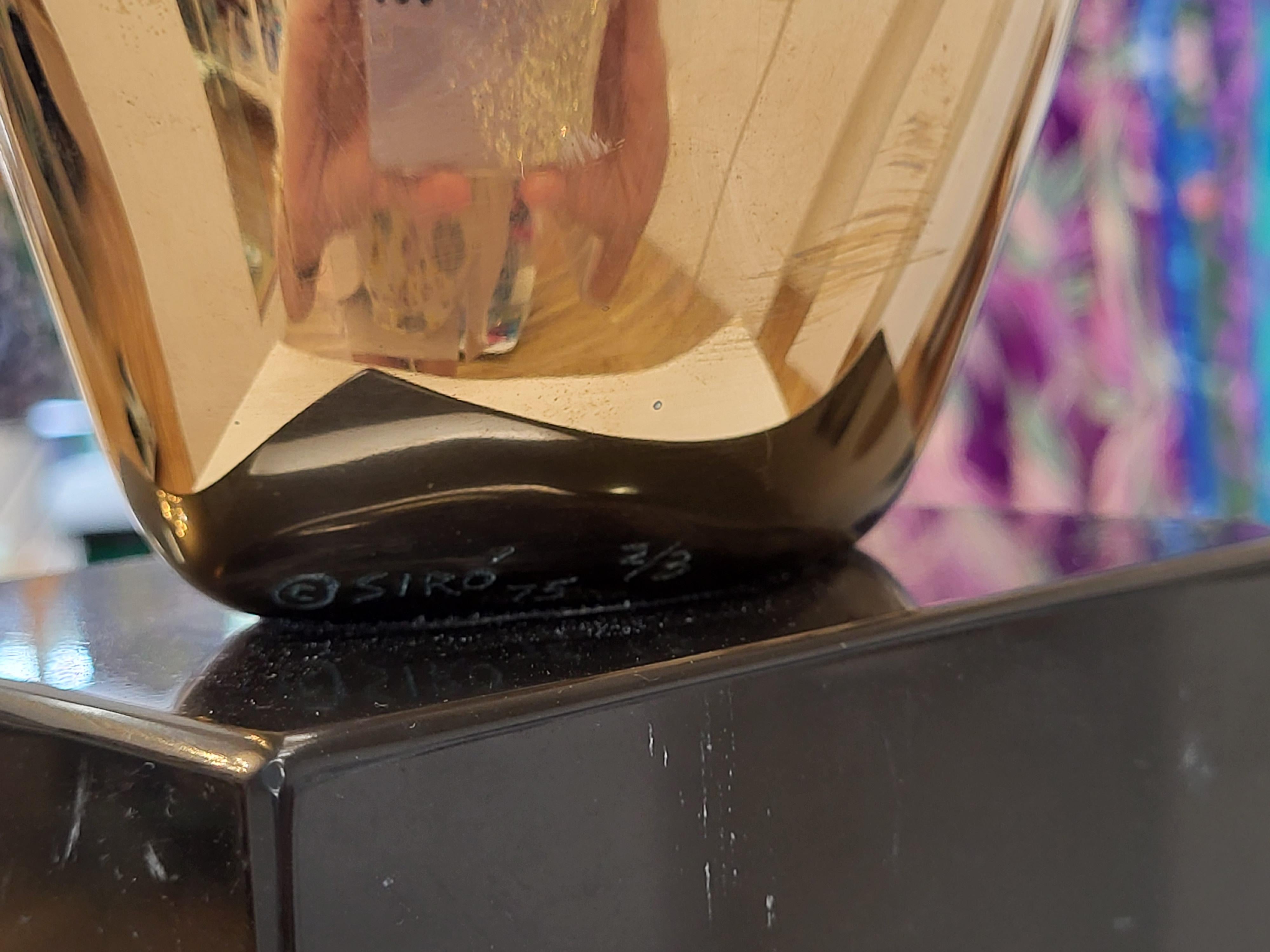 Questa scultura in bronzo in edizione limitata è realizzata con il metodo della fusione a cera persa ed è rifinita a mano. La superficie in bronzo lucidato è molto laboriosa da produrre e il risultato finale è quasi una finitura da gioielliere.