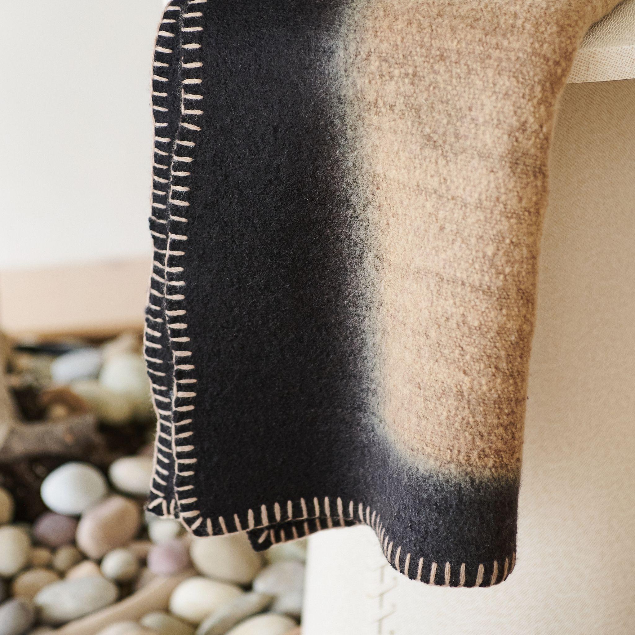 Siro, un giaciglio marrone e bianco con texture Ombreggiata in Merino filato a mano con orlo cucito a mano in vendita 2