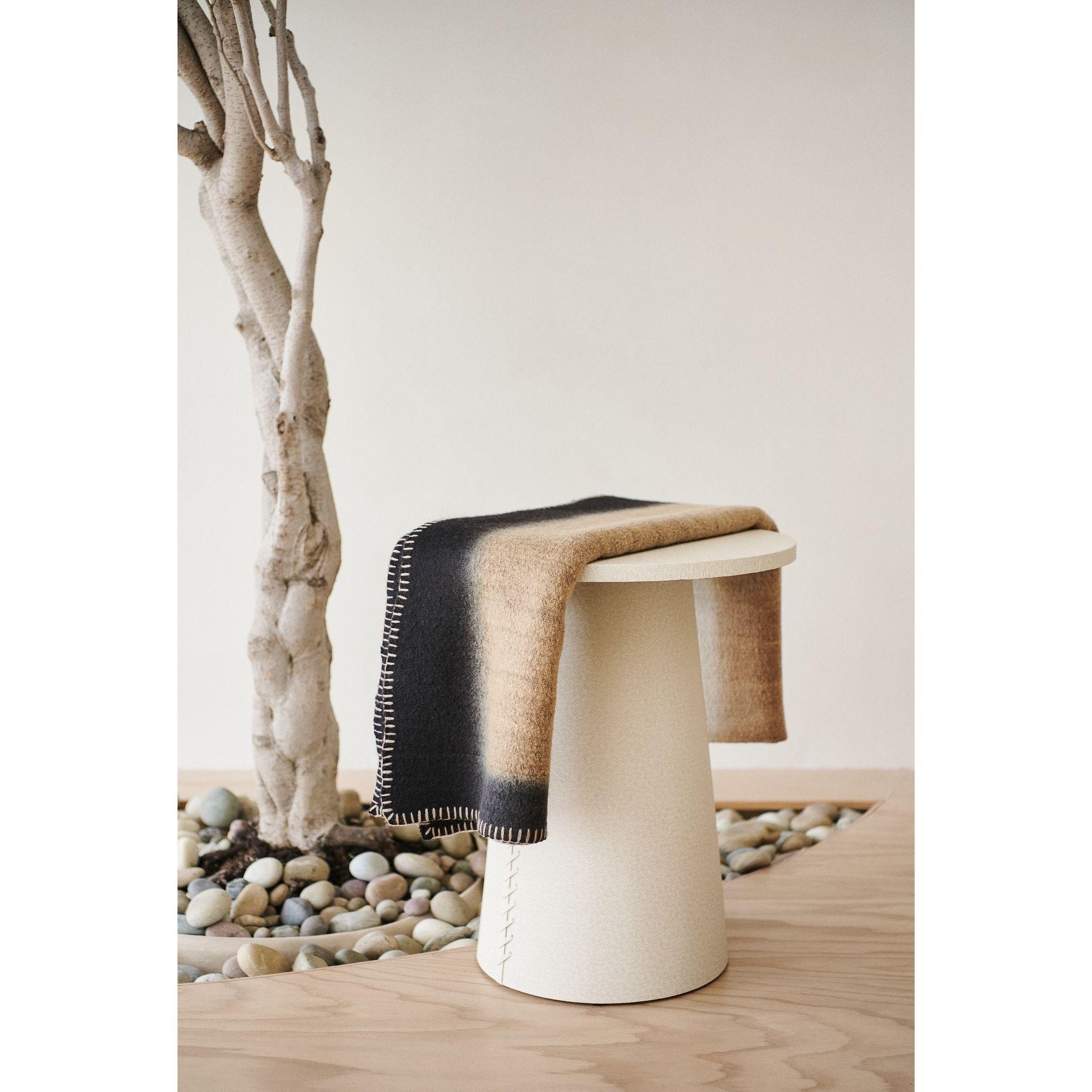 Siro, un giaciglio marrone e bianco con texture Ombreggiata in Merino filato a mano con orlo cucito a mano in vendita 3