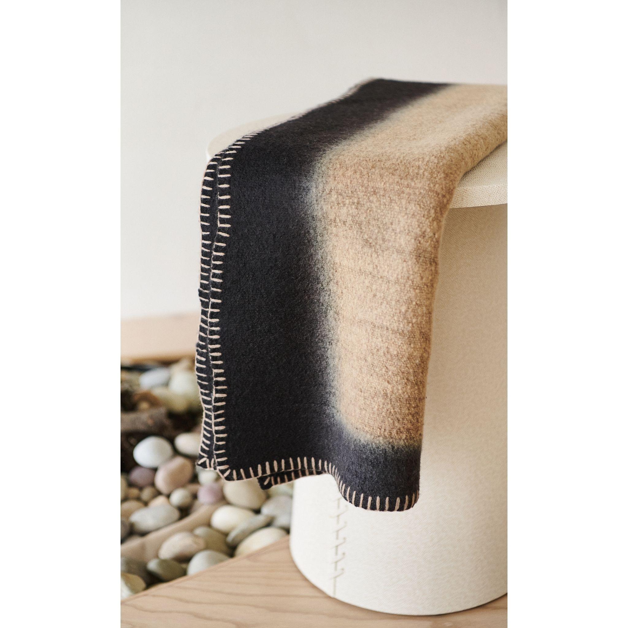 Siro, un giaciglio marrone e bianco con texture Ombreggiata in Merino filato a mano con orlo cucito a mano in vendita 4