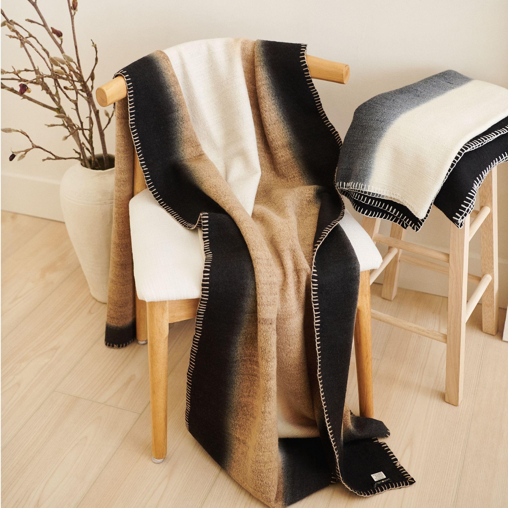 Moderno Siro, un giaciglio marrone e bianco con texture Ombreggiata in Merino filato a mano con orlo cucito a mano in vendita