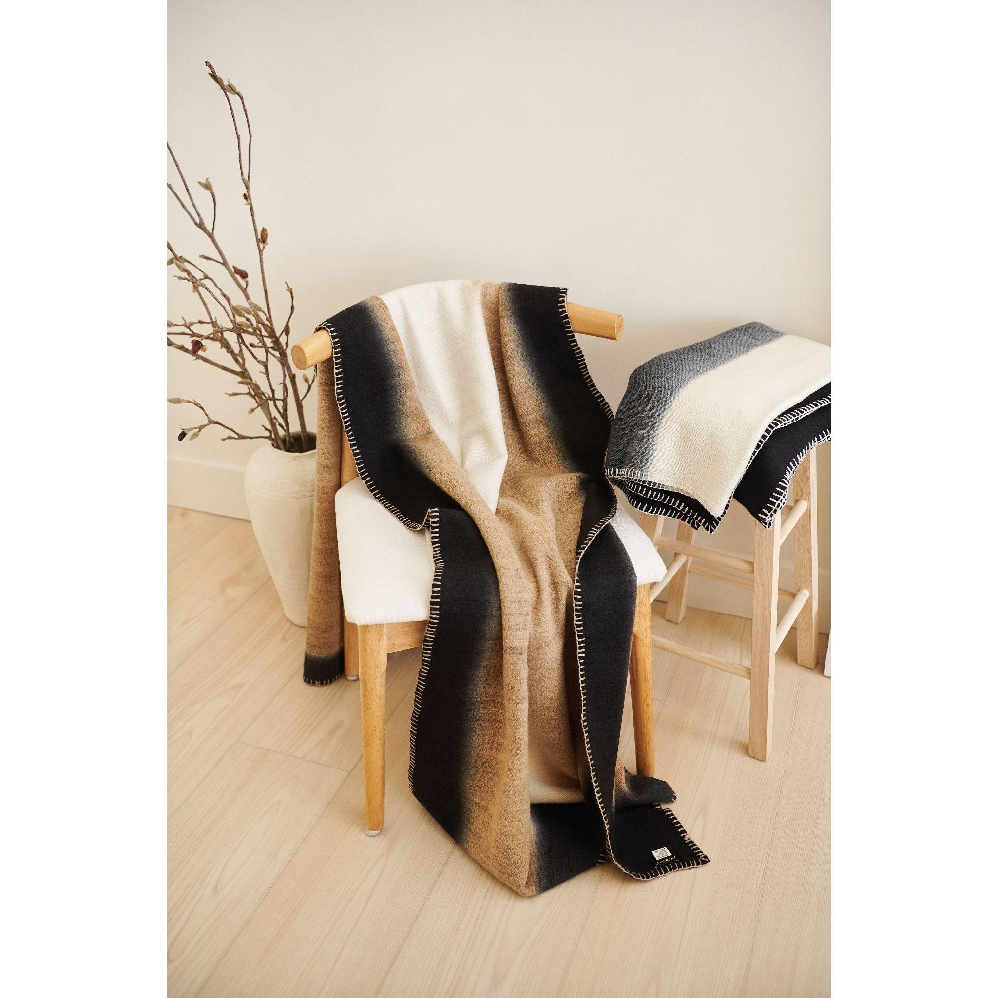 Nepalese Siro, un giaciglio marrone e bianco con texture Ombreggiata in Merino filato a mano con orlo cucito a mano in vendita
