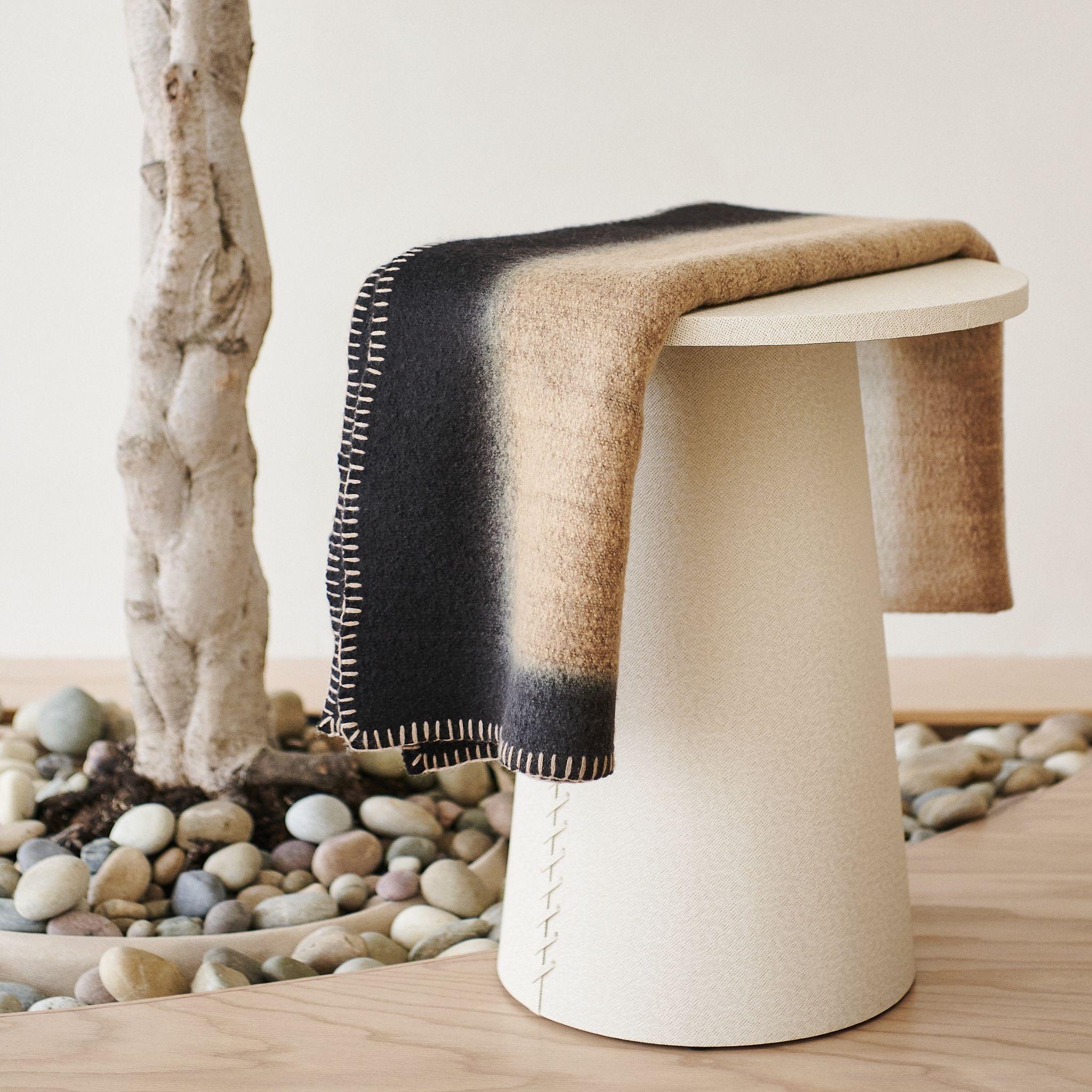 Filato Siro, un giaciglio marrone e bianco con texture Ombreggiata in Merino filato a mano con orlo cucito a mano in vendita