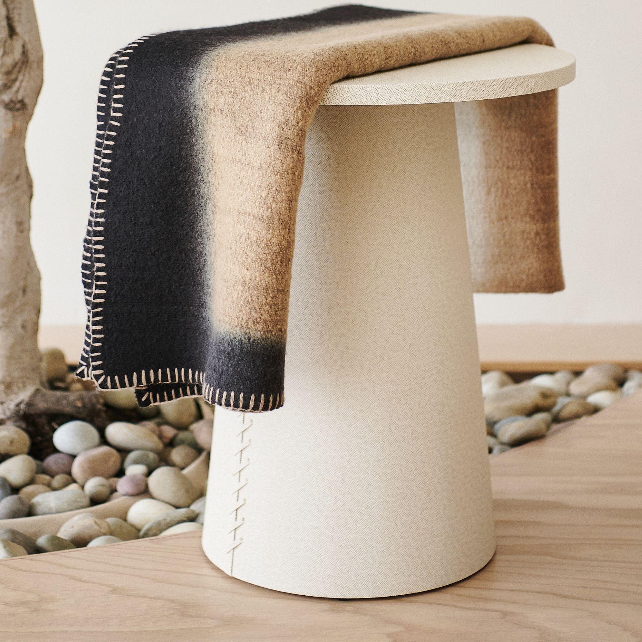 Siro, un giaciglio marrone e bianco con texture Ombreggiata in Merino filato a mano con orlo cucito a mano in vendita 1