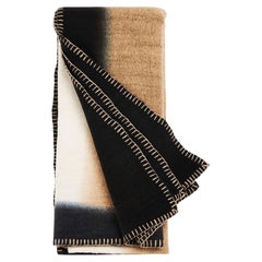 Siro, un giaciglio marrone e bianco con texture Ombreggiata in Merino filato a mano con orlo cucito a mano