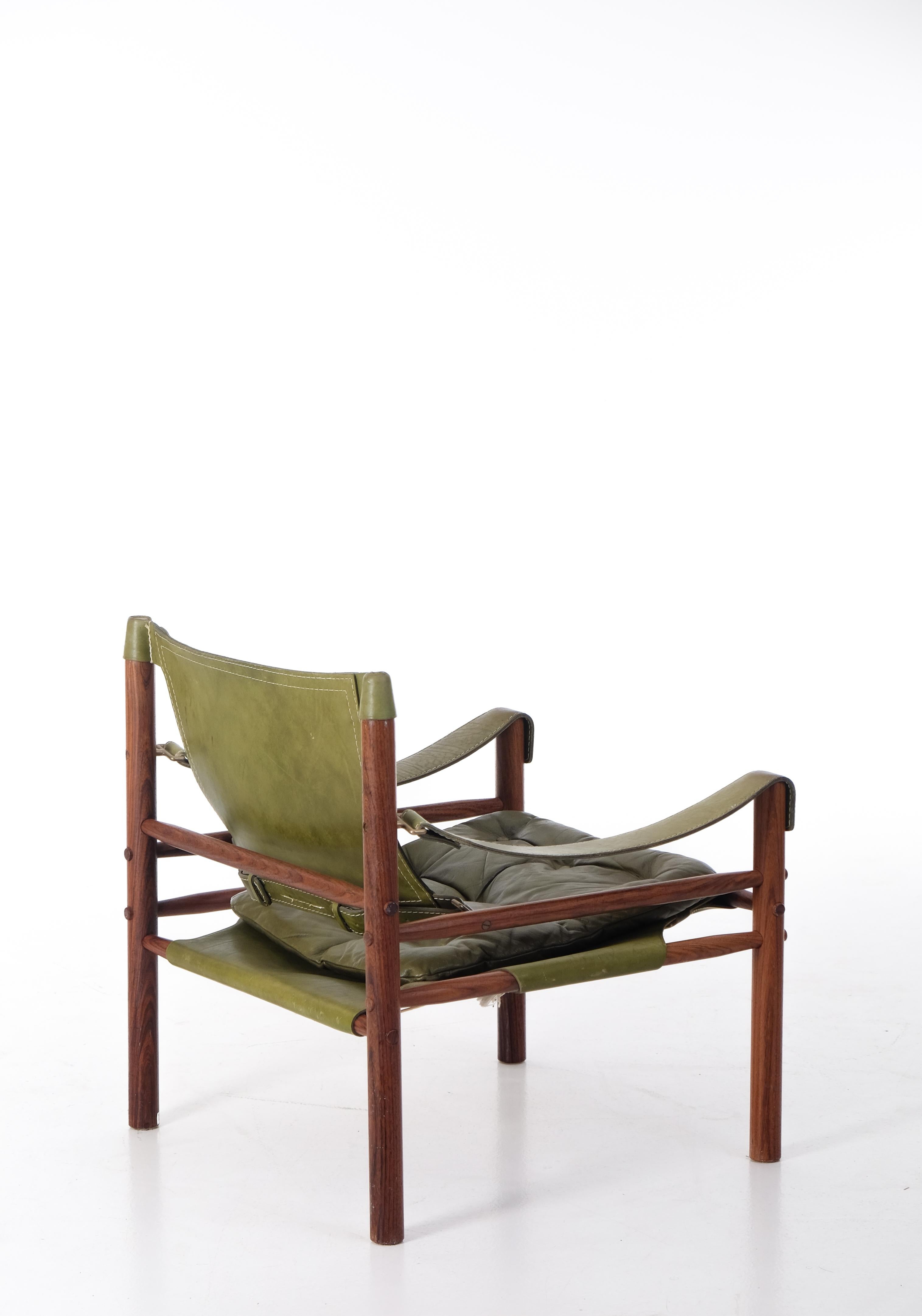 Excellent safari chair / easy chair model Sirocco in green leather designed by Arne Norell. Produced by Arne Norell Möbel AB in Aneby, Sweden, 1970s.
Global front door shipping, flat-packed: €600.