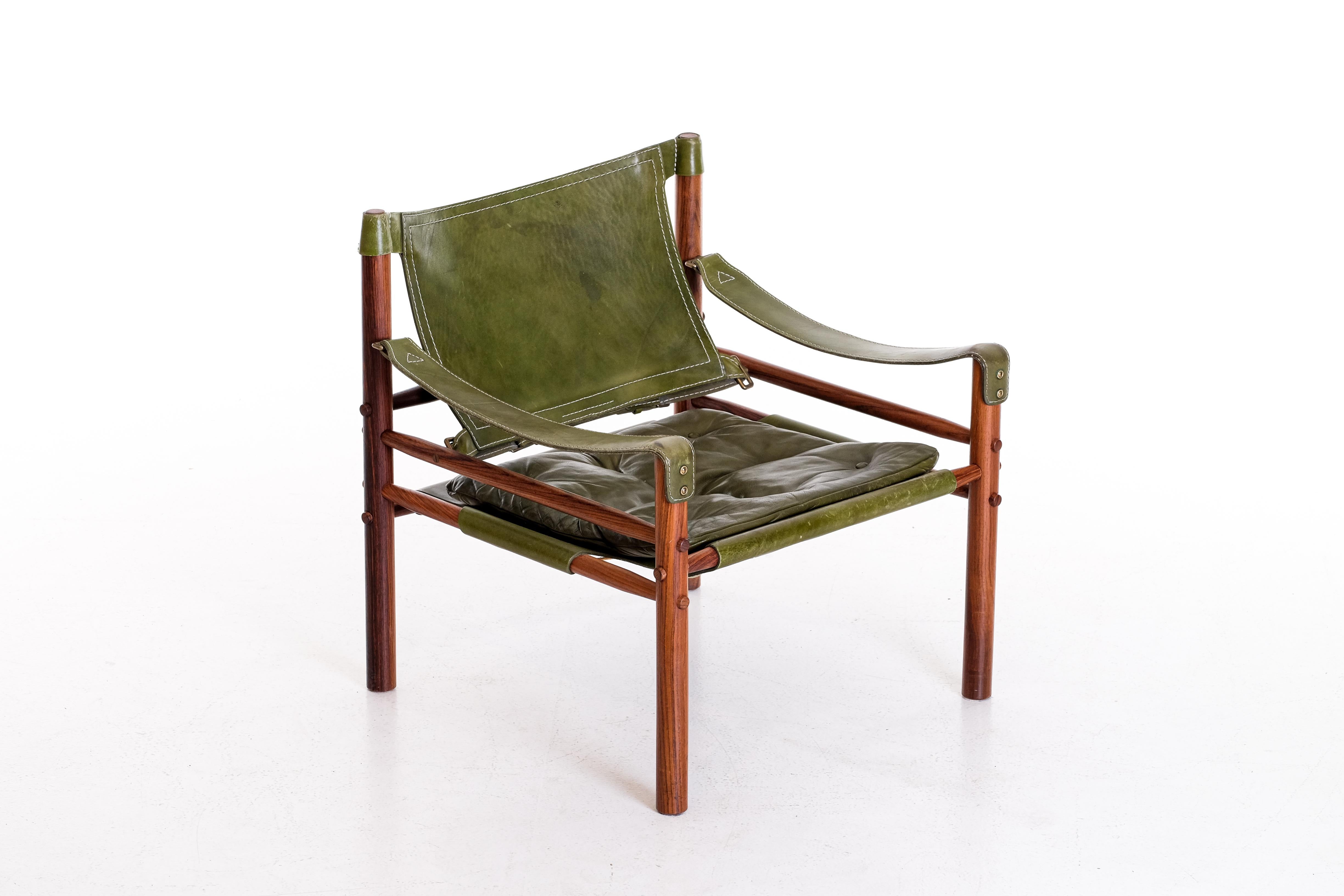 Excellent safari chair / easy chair model Sirocco in green leather designed by Arne Norell. Produced by Arne Norell Möbel AB in Aneby, Sweden, 1970s.
Global front door shipping, flat-packed: €600.