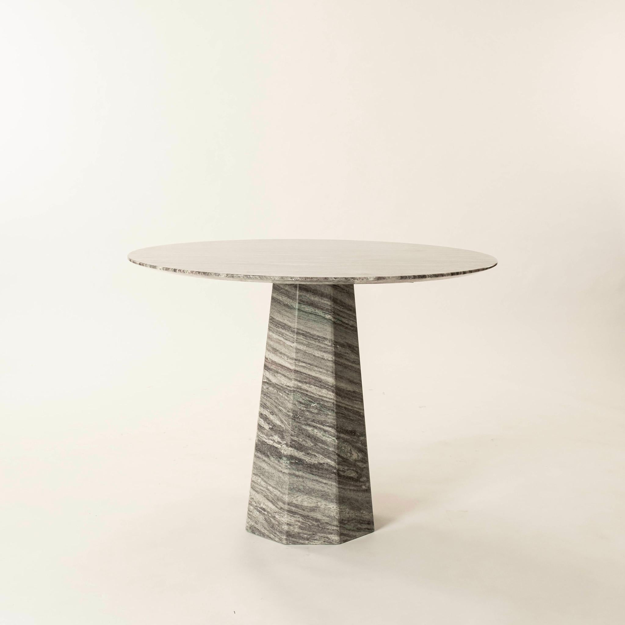 Mesa central de mármol siroco.