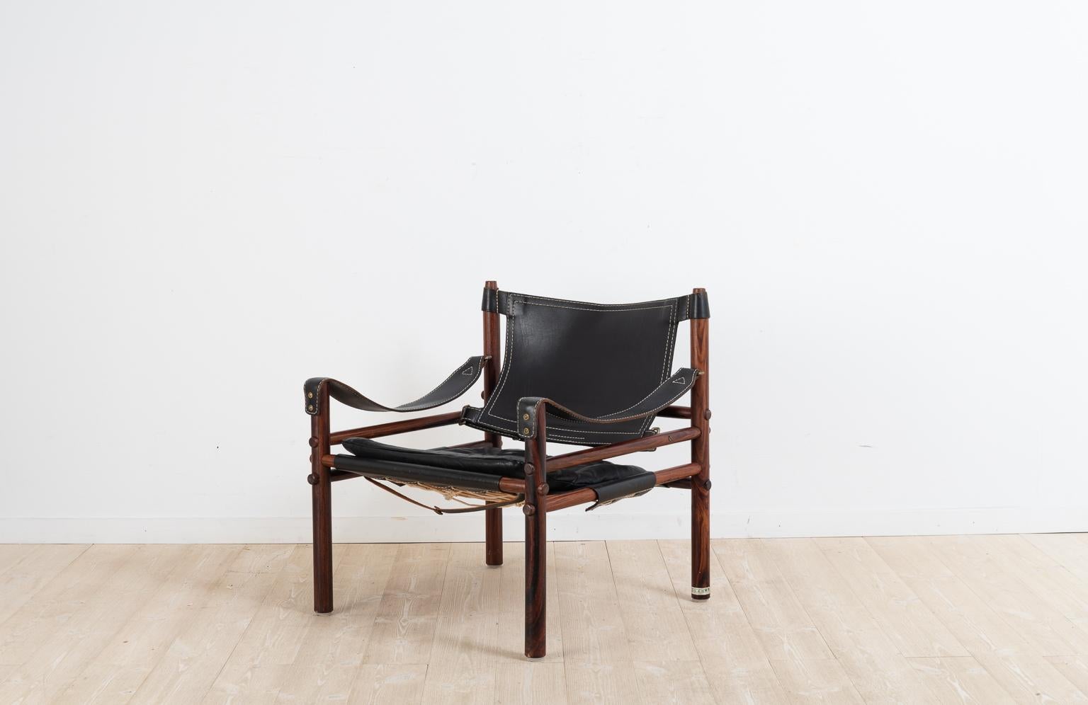 Sirocco safari chair designed by Arne Norell. The chair was manufactured by Norell Furniture during the second half of the 20th century. The original makers mark is available and seen on the pictures, on one of the back legs. The frame is