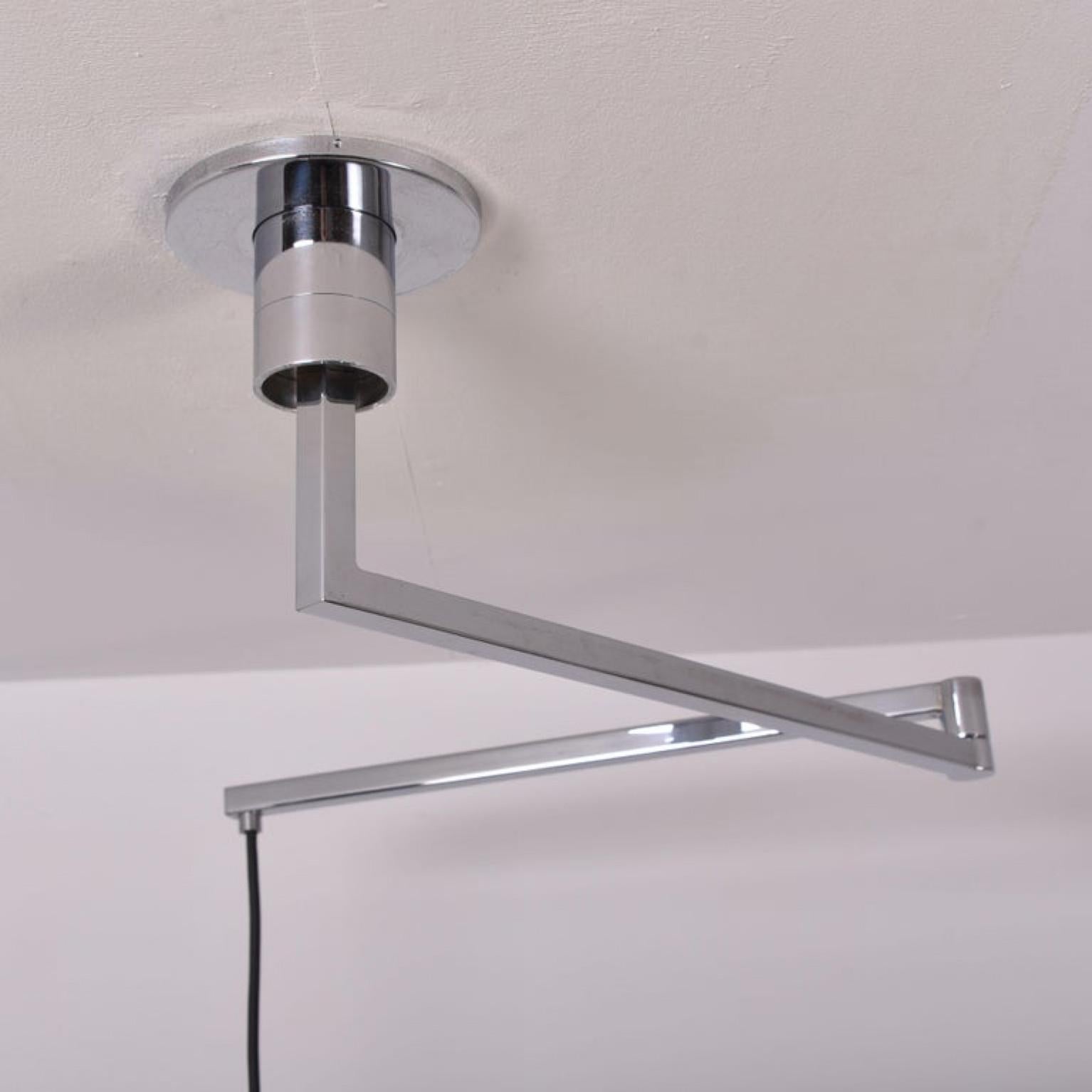 Lampada da soffitto cromata del 1969 con braccio in metallo a due pezzi, che può ruotare intorno alla montatura. La campana è laccata di bianco all'interno. Questa lampada fa parte della serie di luci AM/AS di Franco Albini per Sirrah in Italia. Una