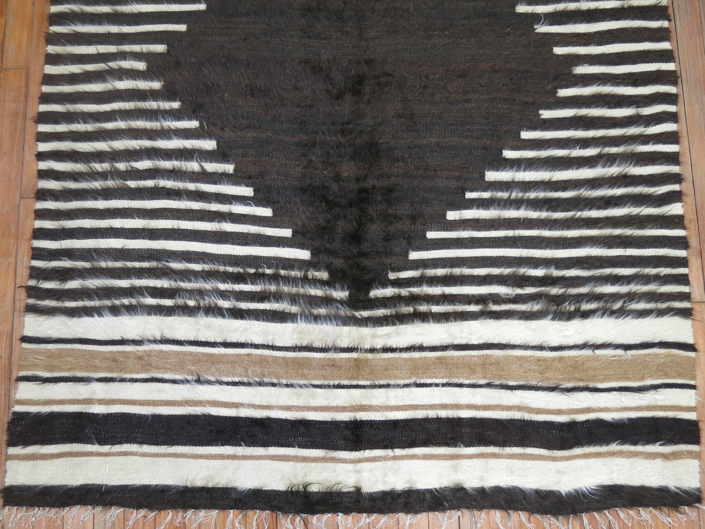Ein einzigartiger türkischer Sirt-Teppich aus der Mitte des 20. Jahrhunderts, gewebt aus Mohairwolle. Diese Stücke sind von traditionellen Stammeswebereien inspiriert, werden aber hauptsächlich zu dekorativen Zwecken verwendet und haben einen