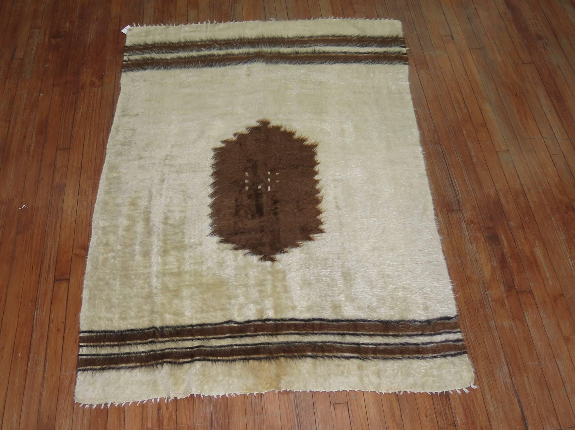 Ein einzigartiger türkischer Sirt-Teppich aus der Mitte des 20. Jahrhunderts, gewebt aus Mohairwolle. Diese Stücke sind von traditionellen Stammeswebereien inspiriert, werden aber hauptsächlich zu dekorativen Zwecken verwendet und haben einen