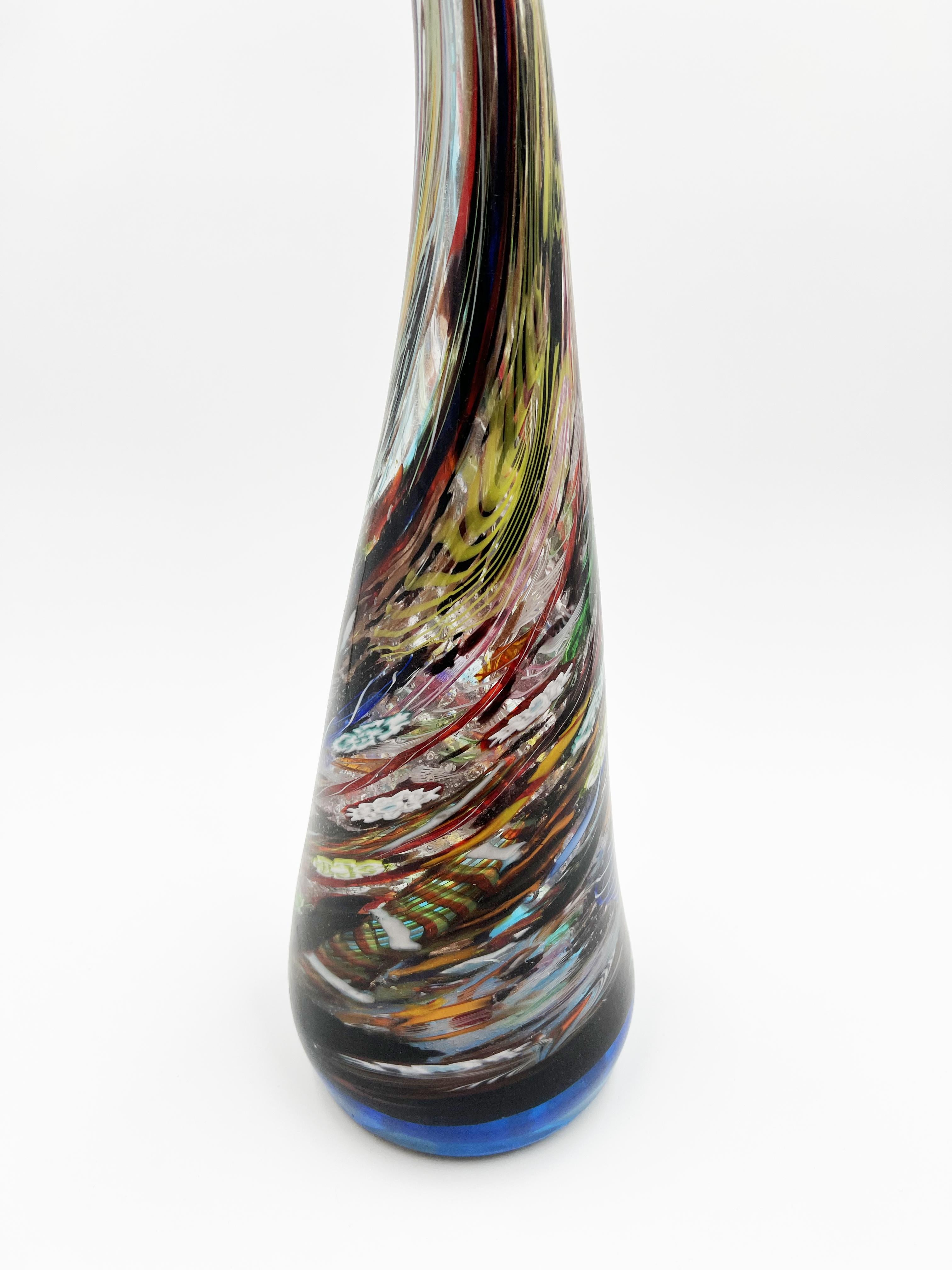 Magnifique vase Sirvantese dans le style de Dino Martens. La pièce originale qui l'a inspirée (Sirvantese Bottle 1956 Mod. 6319) a été vendue aux enchères de Wright à Chicago pour 221 000 dollars. Il n'est pas exclu qu'il ait été fabriqué par le