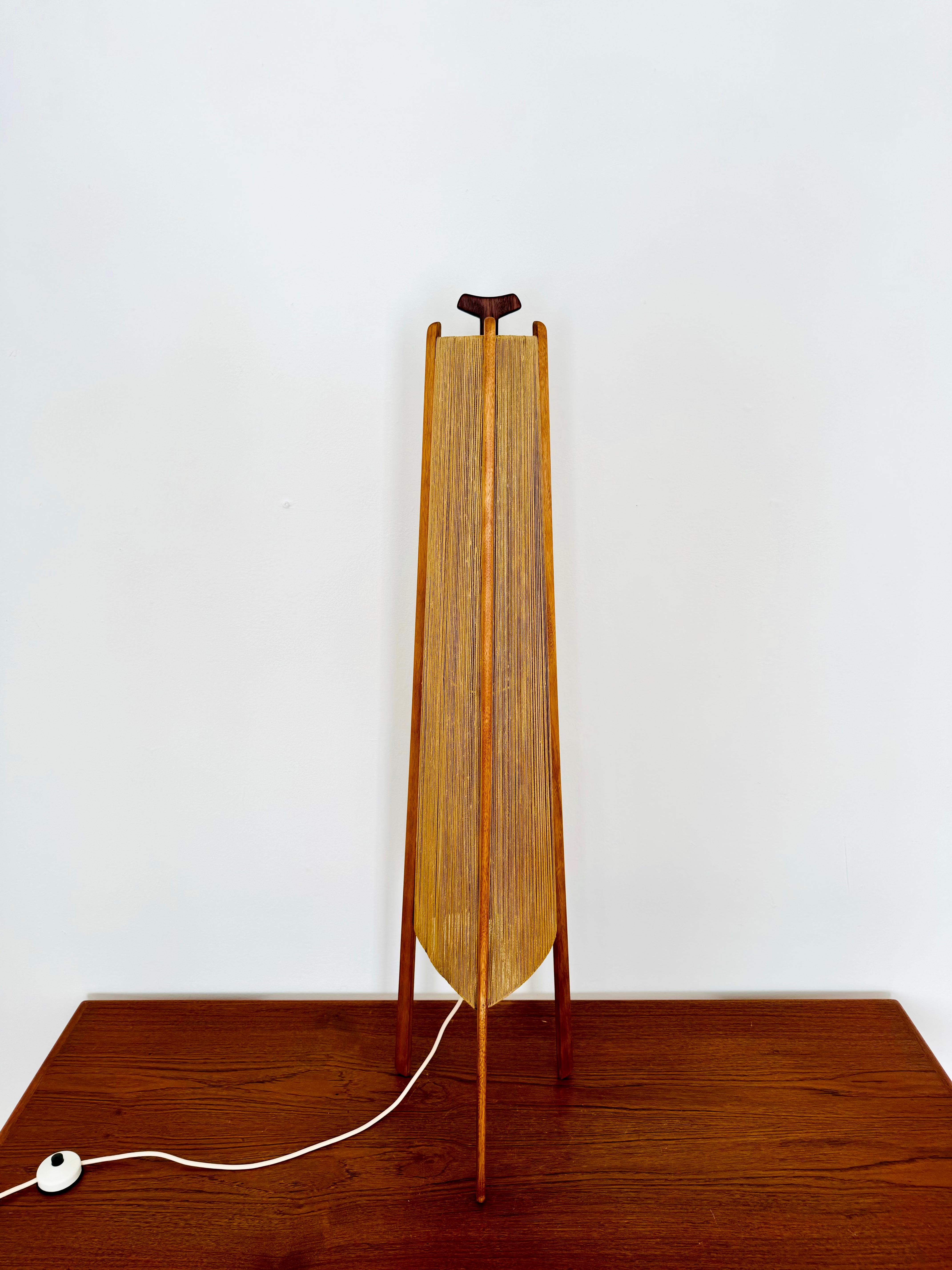 Lampada da terra eccezionalmente bella e molto rara degli anni '1960.
Il design era molto insolito.
La forma e i materiali creano una luce calda e molto piacevole.

Condizioni:

Condizioni vintage molto buone con lievi segni di usura.
Il paralume in