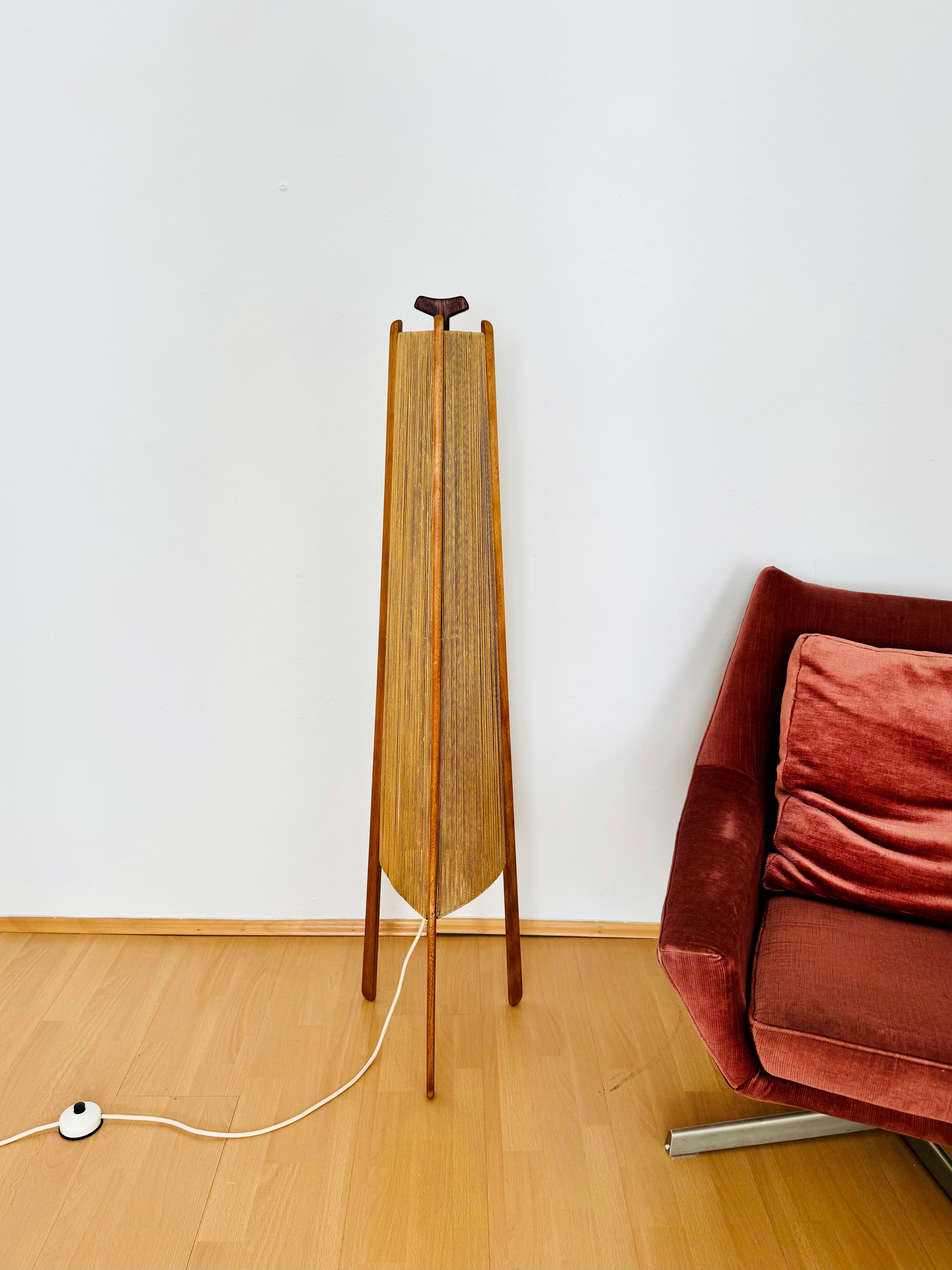 Metà XX secolo Lampada da terra in Sisal e Teak di Temde in vendita