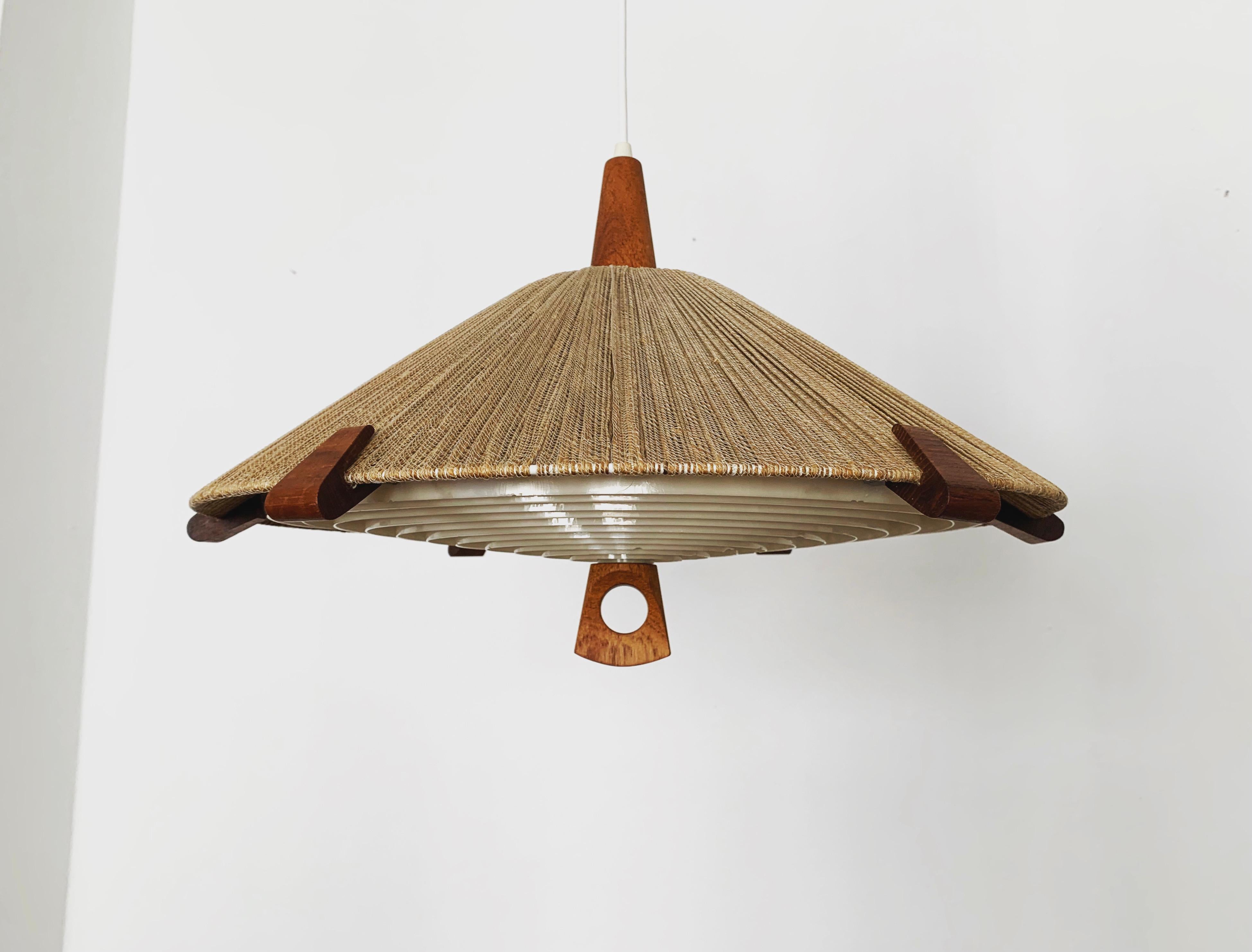 Lampada a sospensione eccezionalmente bella e molto rara degli anni '60.
Il design era molto insolito.
La forma e i materiali creano una luce calda e molto piacevole.
Particolarmente belli i dettagli in teak.

Produttore: