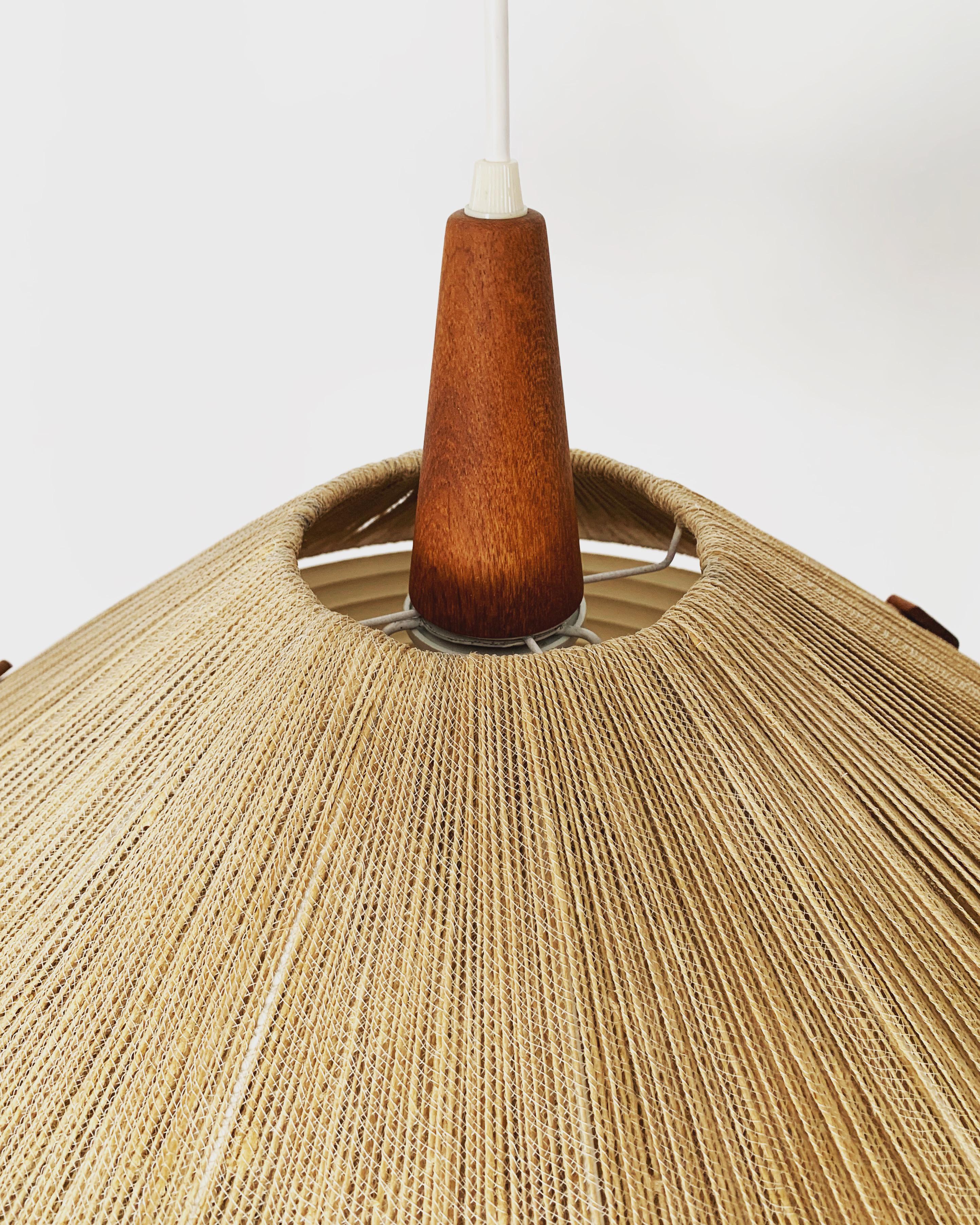 Metà XX secolo Lampada a sospensione in Sisal e Teak di Temde in vendita