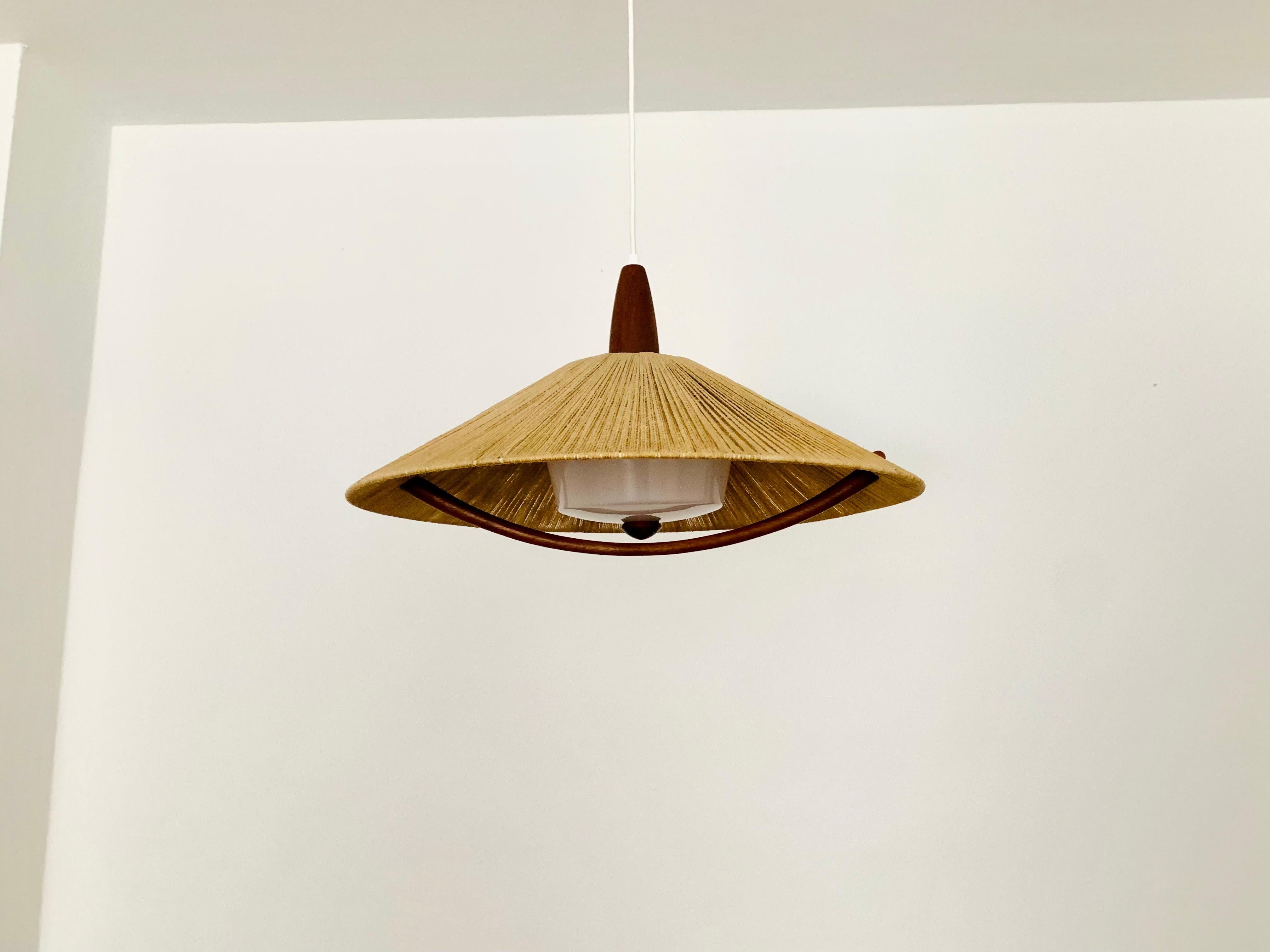 Excepcionalmente bella y gran lámpara colgante de los años 60.
El diseño es muy inusual.
La forma y los materiales crean una luz cálida y muy agradable.
Los detalles de teca tienen una forma preciosa.

Estado:

Muy buen estado vintage con ligeros