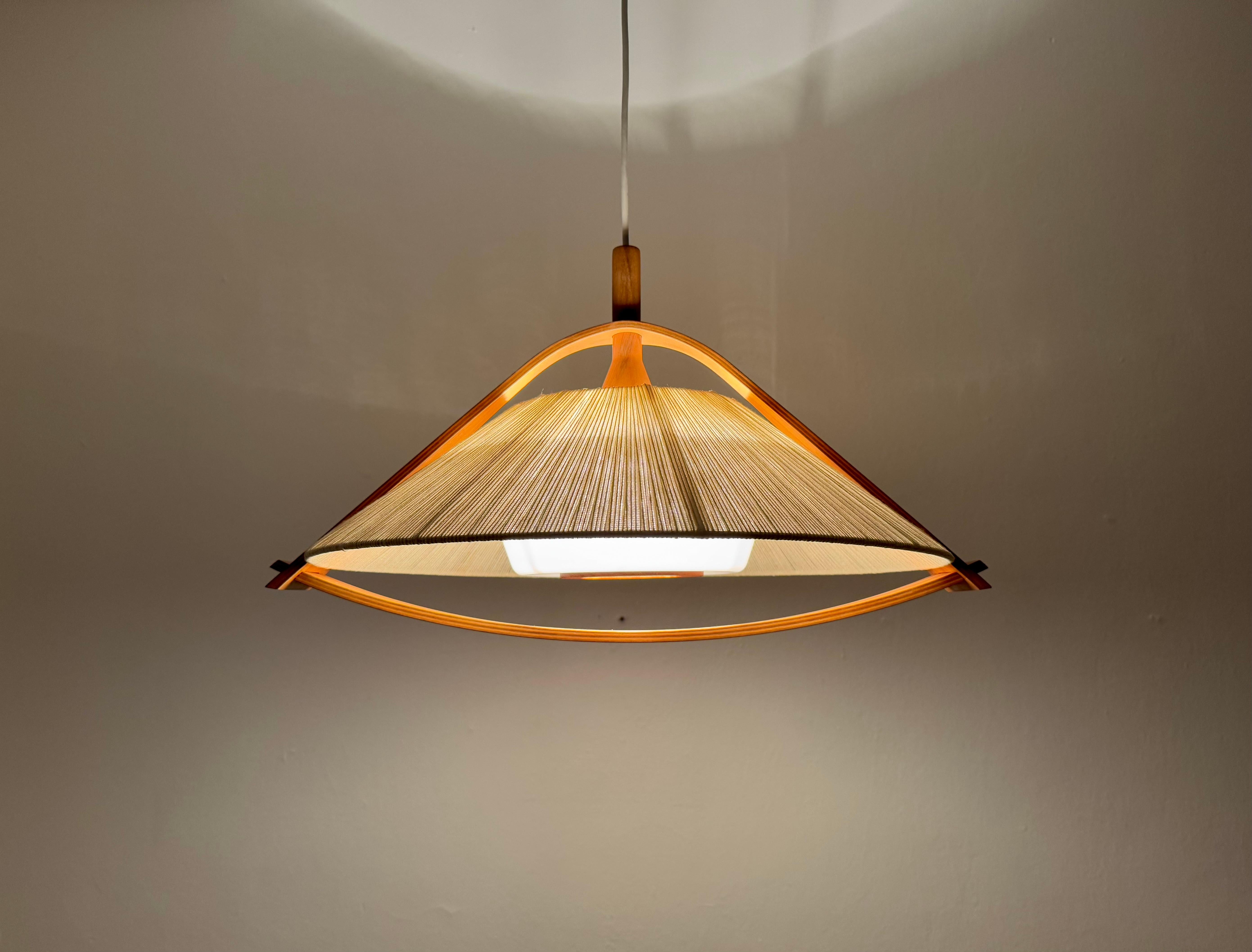Pendelleuchte aus Sisal und Walnussholz von Temde im Angebot 3