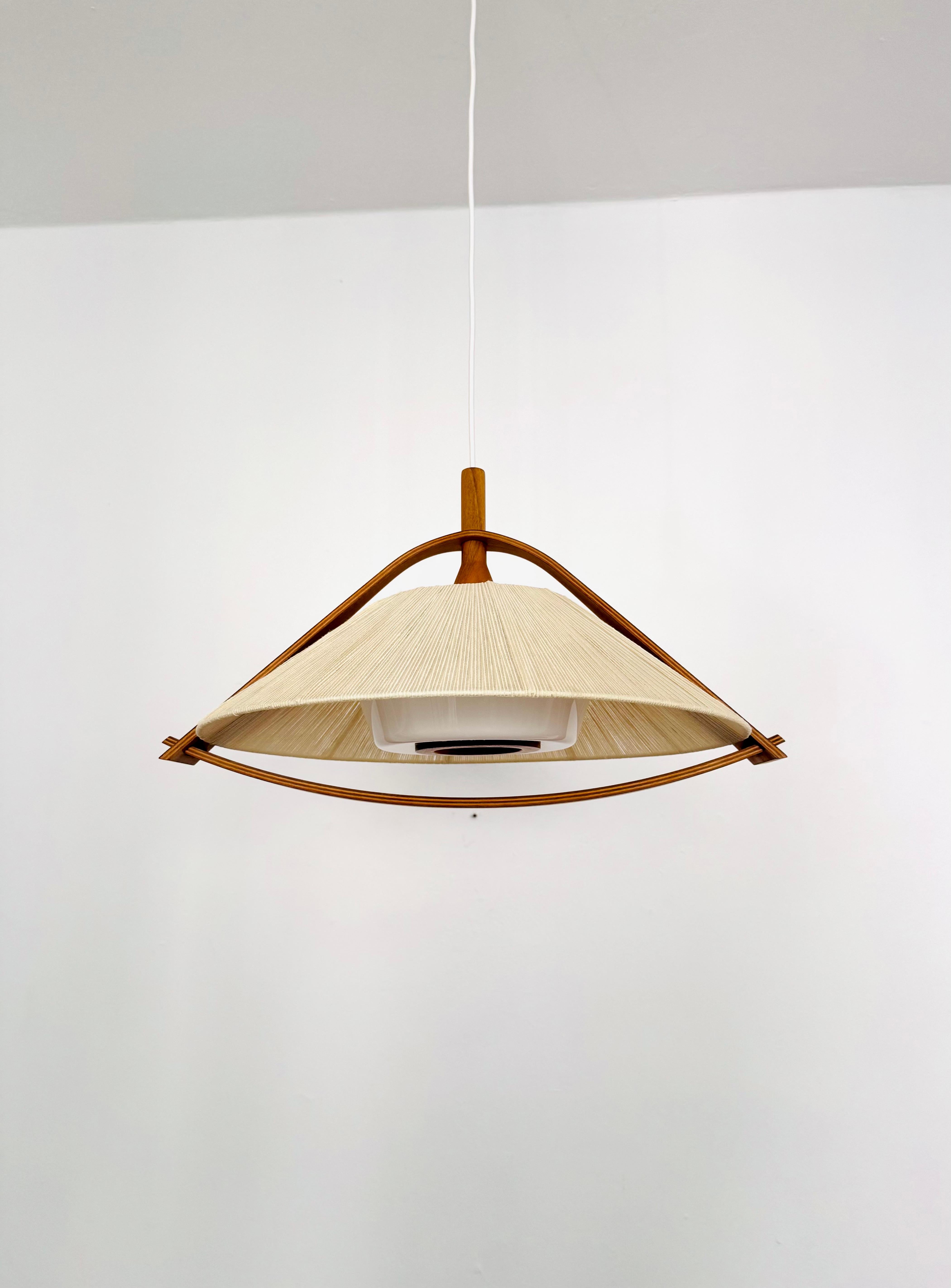 Außergewöhnlich schöne und große Hängeleuchte aus den 1960er Jahren.
Das Design war sehr ungewöhnlich.
Die Form und die MATERIALIEN erzeugen ein warmes und sehr angenehmes Licht.

Bedingung:

Sehr guter Vintage-Zustand mit leichten