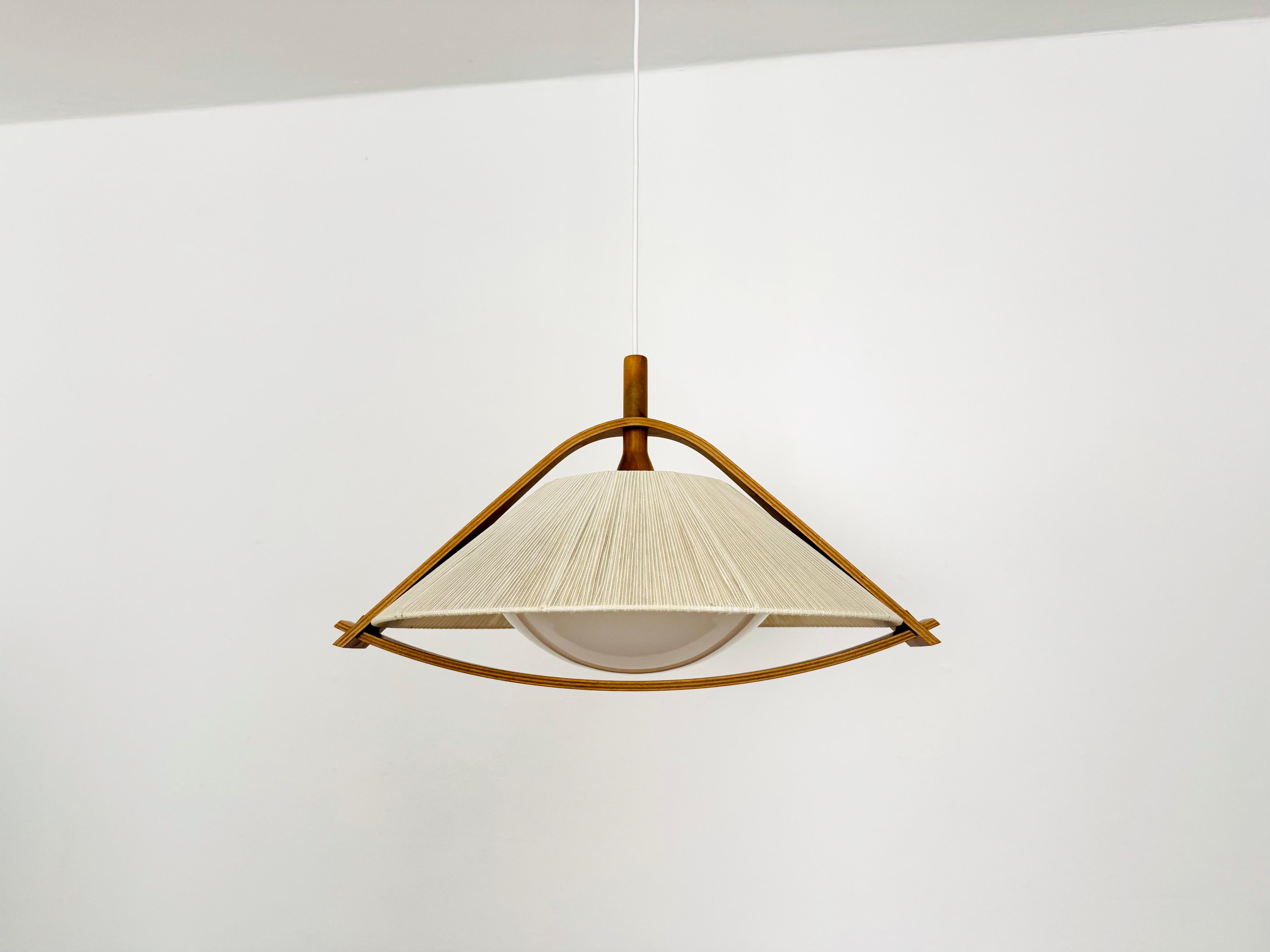 Lampada a sospensione eccezionalmente bella e grande degli anni '60.
Il design è molto insolito.
La forma e i materiali creano una luce calda e molto piacevole.

Condizioni:

Condizioni vintage molto buone con lievi segni di usura dovuti all'età.
Il