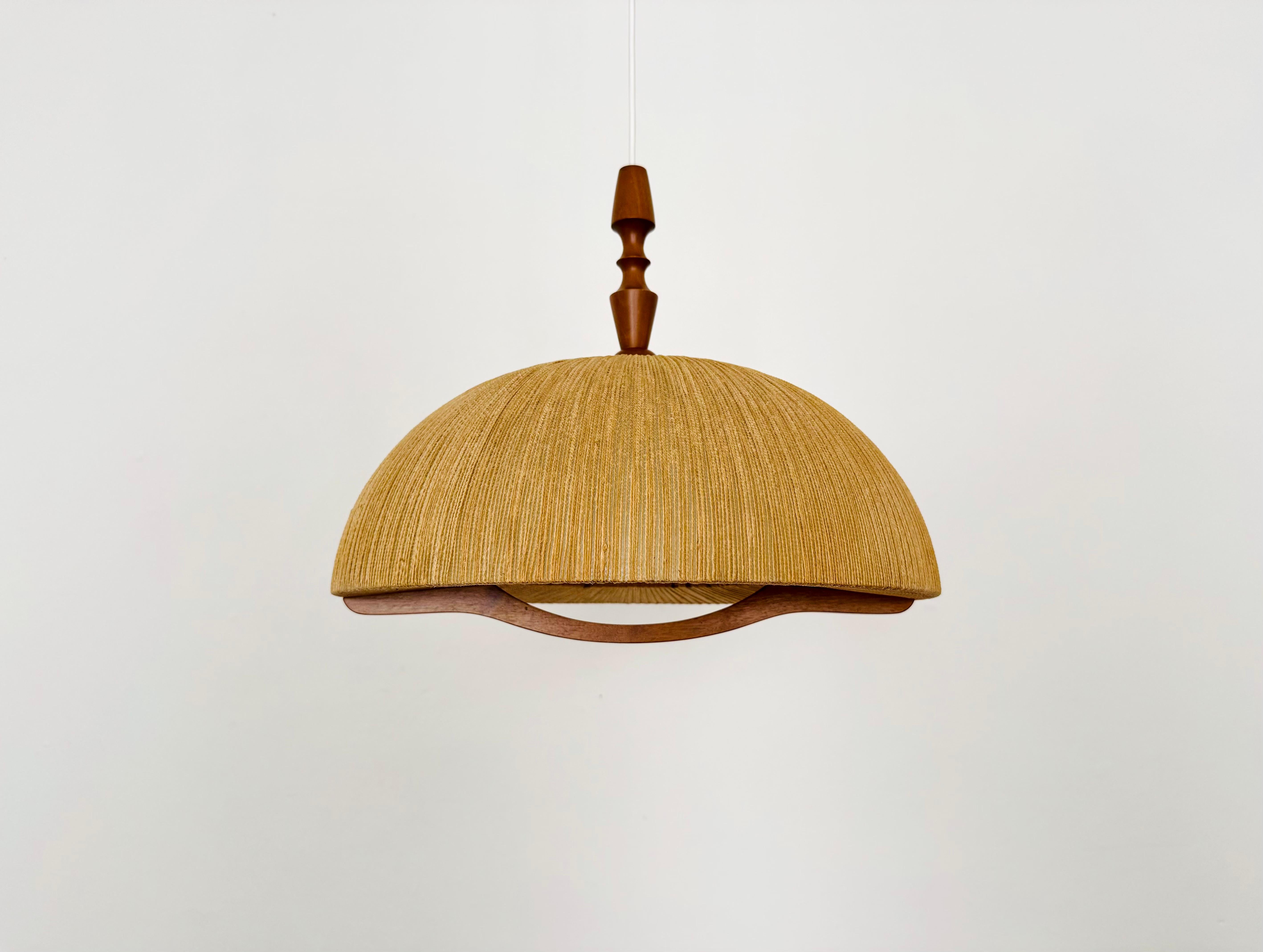 Außergewöhnlich schöne und sehr seltene Hängeleuchte aus den 1960er Jahren.
Das Design ist sehr ungewöhnlich.
Die Form und das MATERIAL erzeugen ein warmes und sehr angenehmes Licht.
Besonders schöne Details aus Nussbaumholz.

Hersteller: