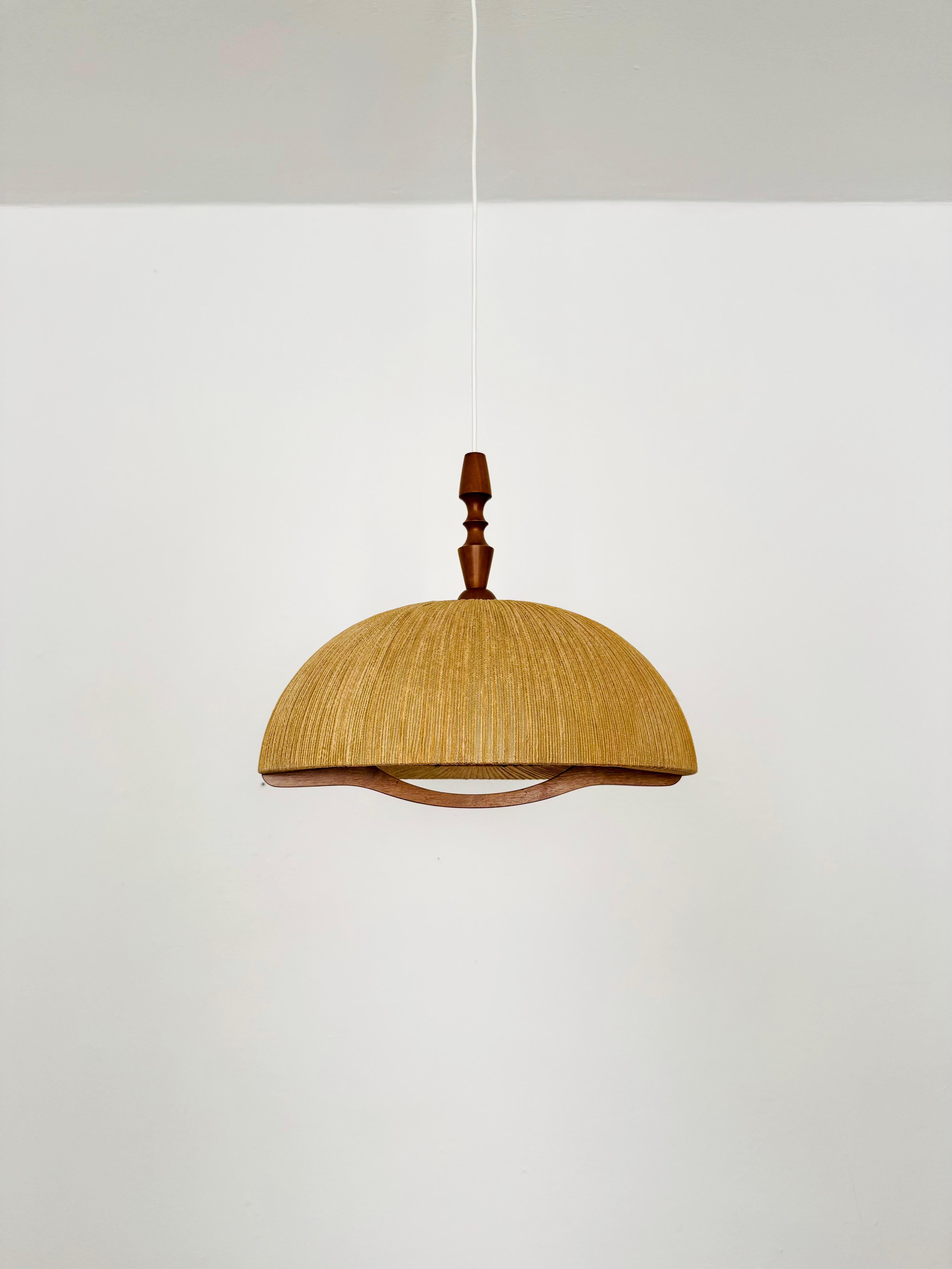 Pendelleuchte aus Sisal und Walnussholz von Temde (Skandinavische Moderne) im Angebot