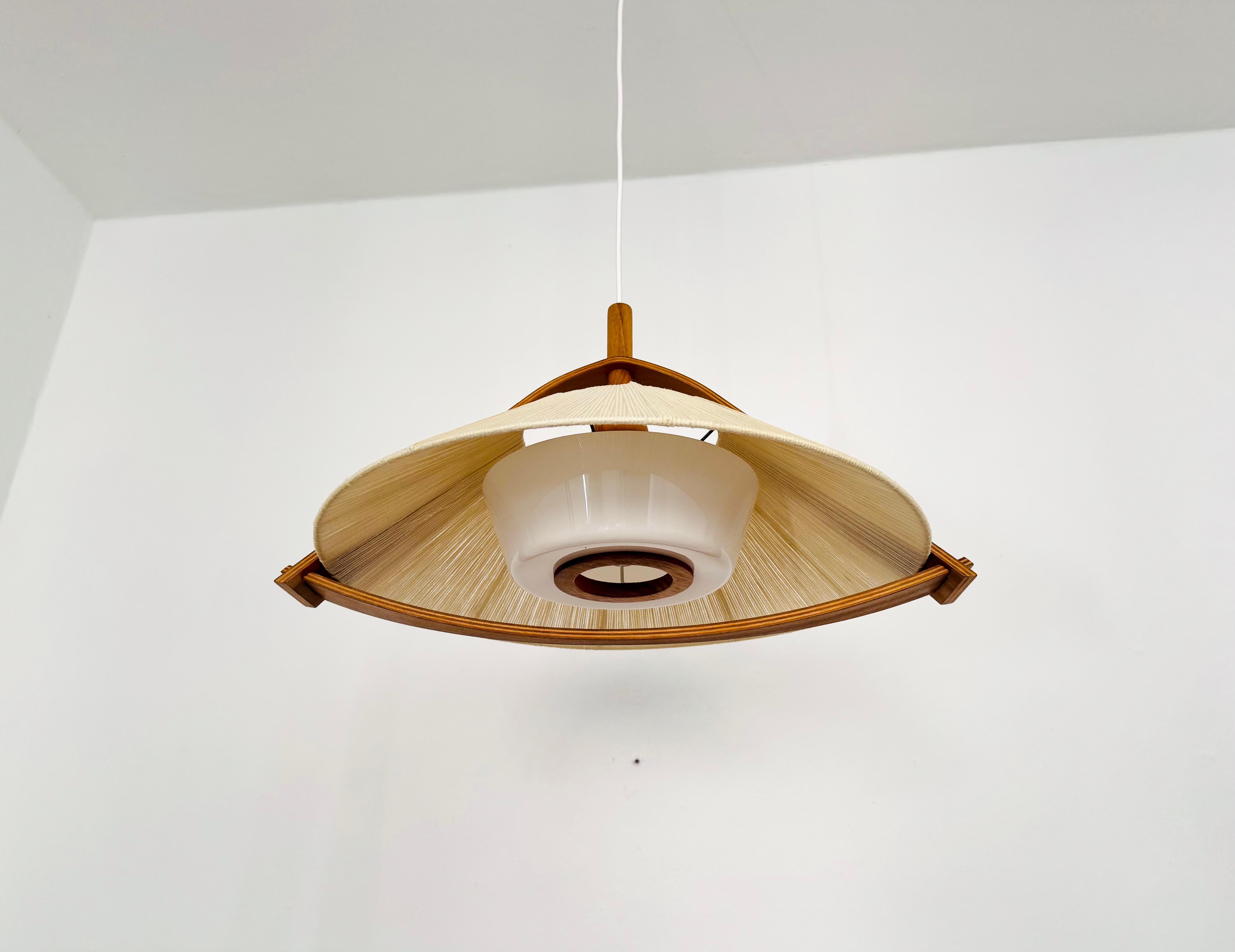 Pendelleuchte aus Sisal und Walnussholz von Temde (Raffiabast) im Angebot