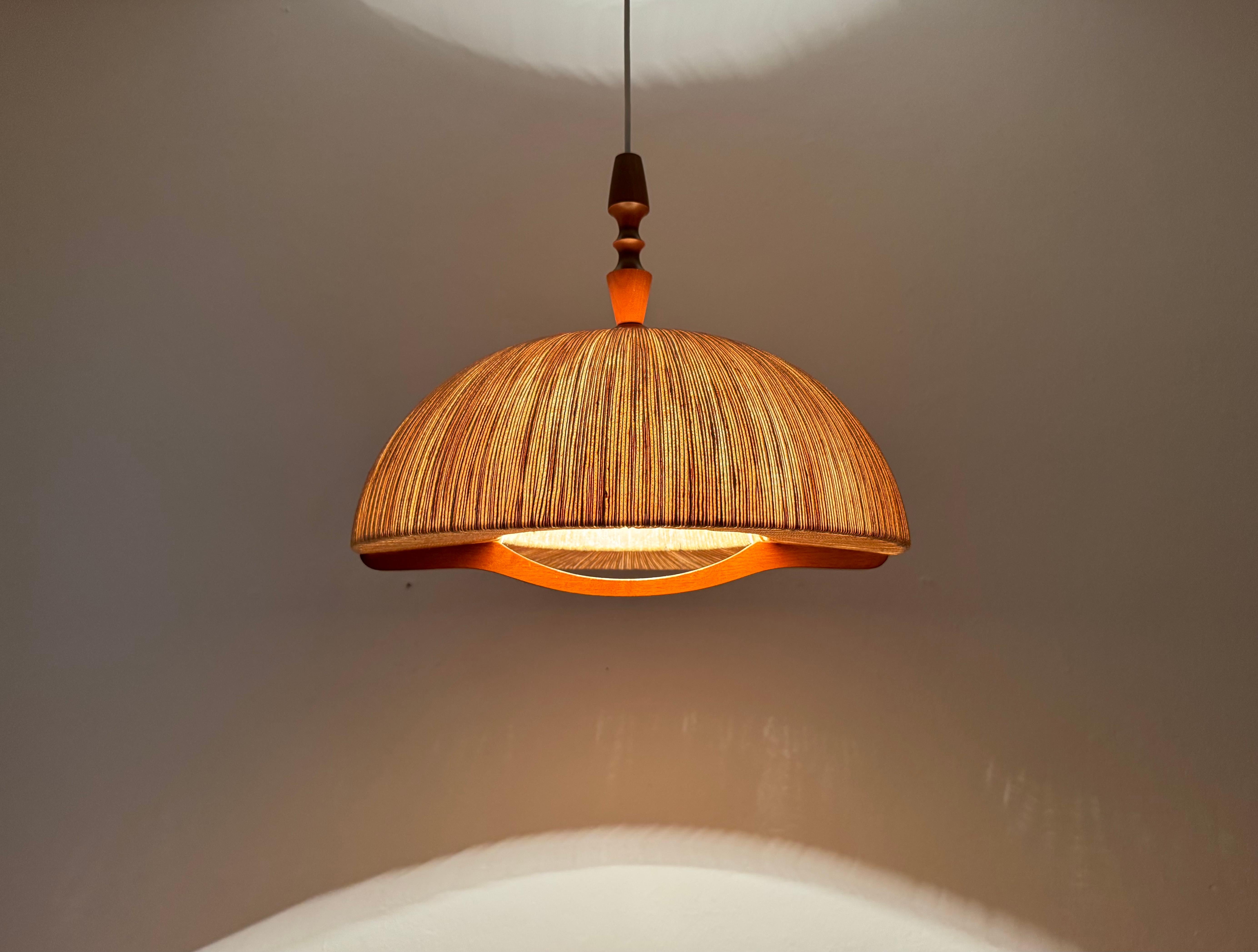 Pendelleuchte aus Sisal und Walnussholz von Temde im Angebot 1
