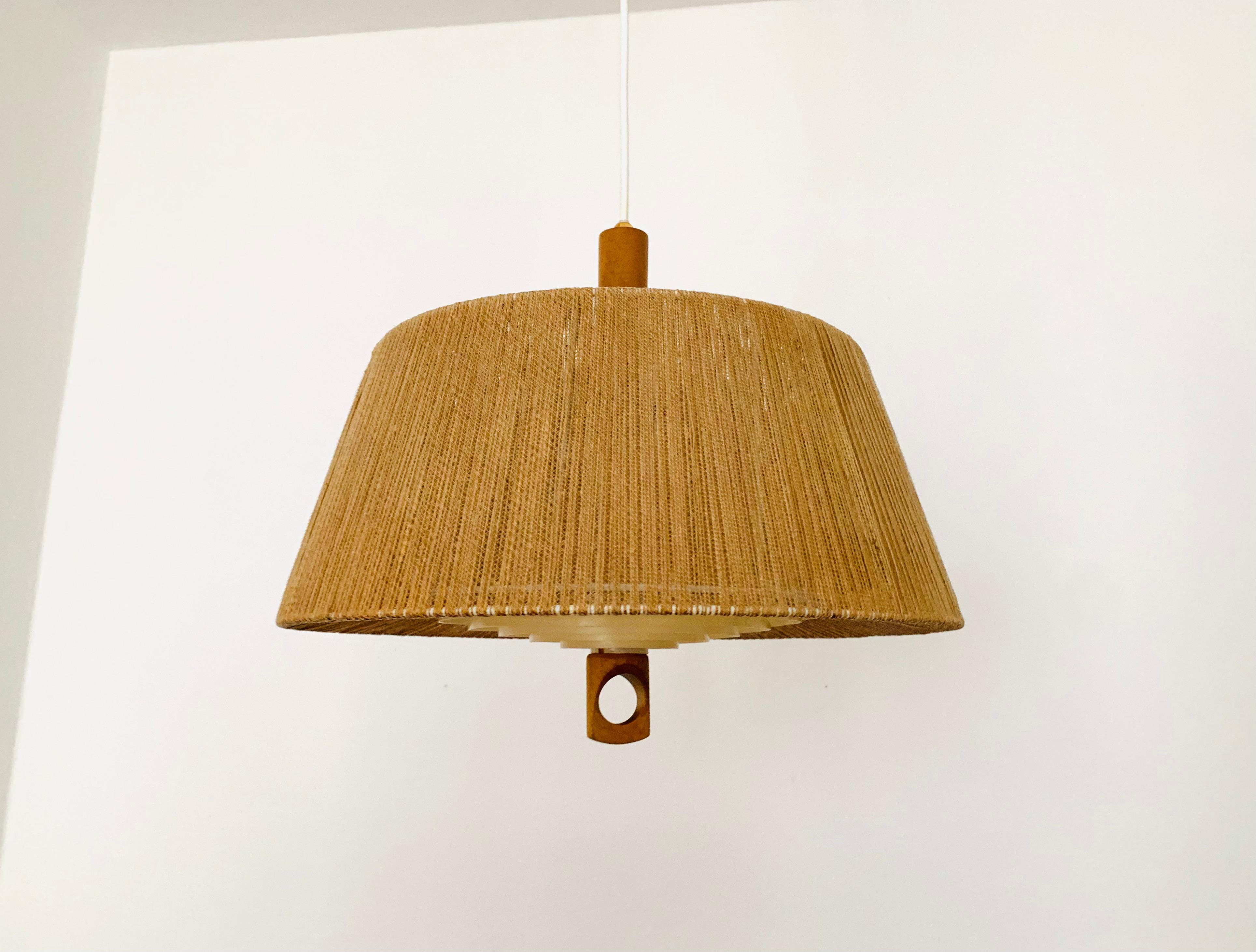 Scandinavo moderno Lampada a sospensione in Sisal e Noce di Temde in vendita