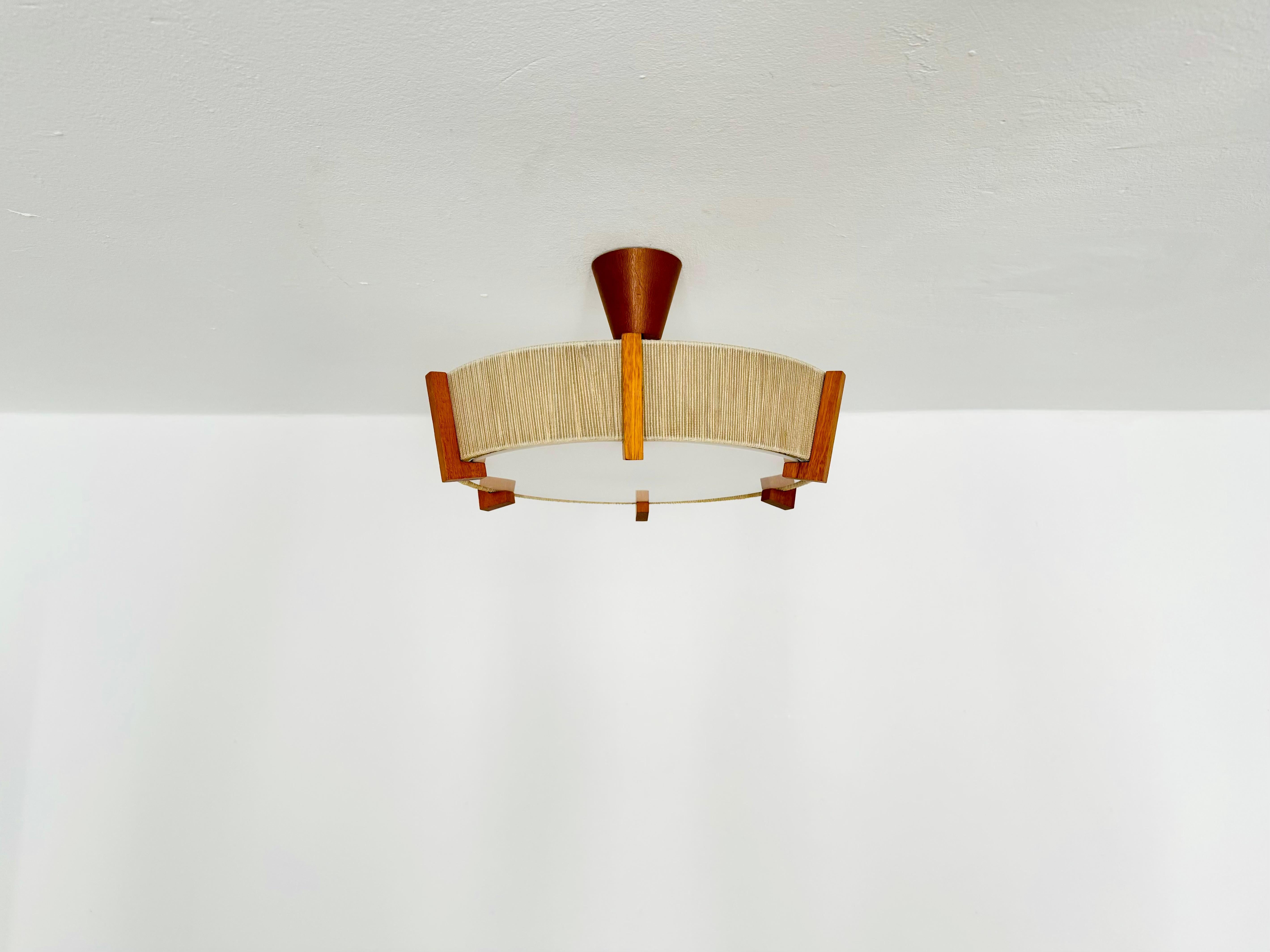 Exceptionnellement belle lampe suspendue des années 1960.
Le design est très inhabituel.
La forme et les matériaux créent une lumière chaude et très agréable.

Condit :

Très bon état vintage avec de légers signes d'usure dus à l'âge.
L'abat-jour en