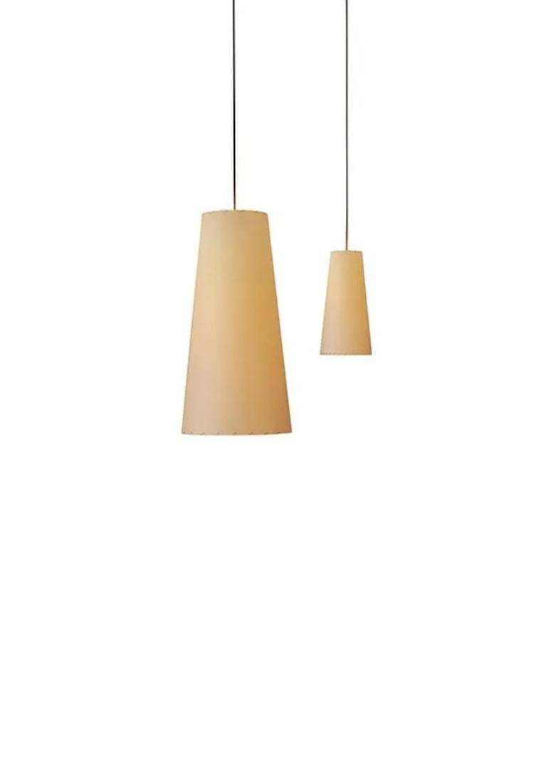 The GT4 and MT2 lamps consist of a conical shade made of stitched cardboard, to be repeated in spaces where a warm and generous light projection is desired. Its family consists of the Basic and Basic Minimal table lamps.

