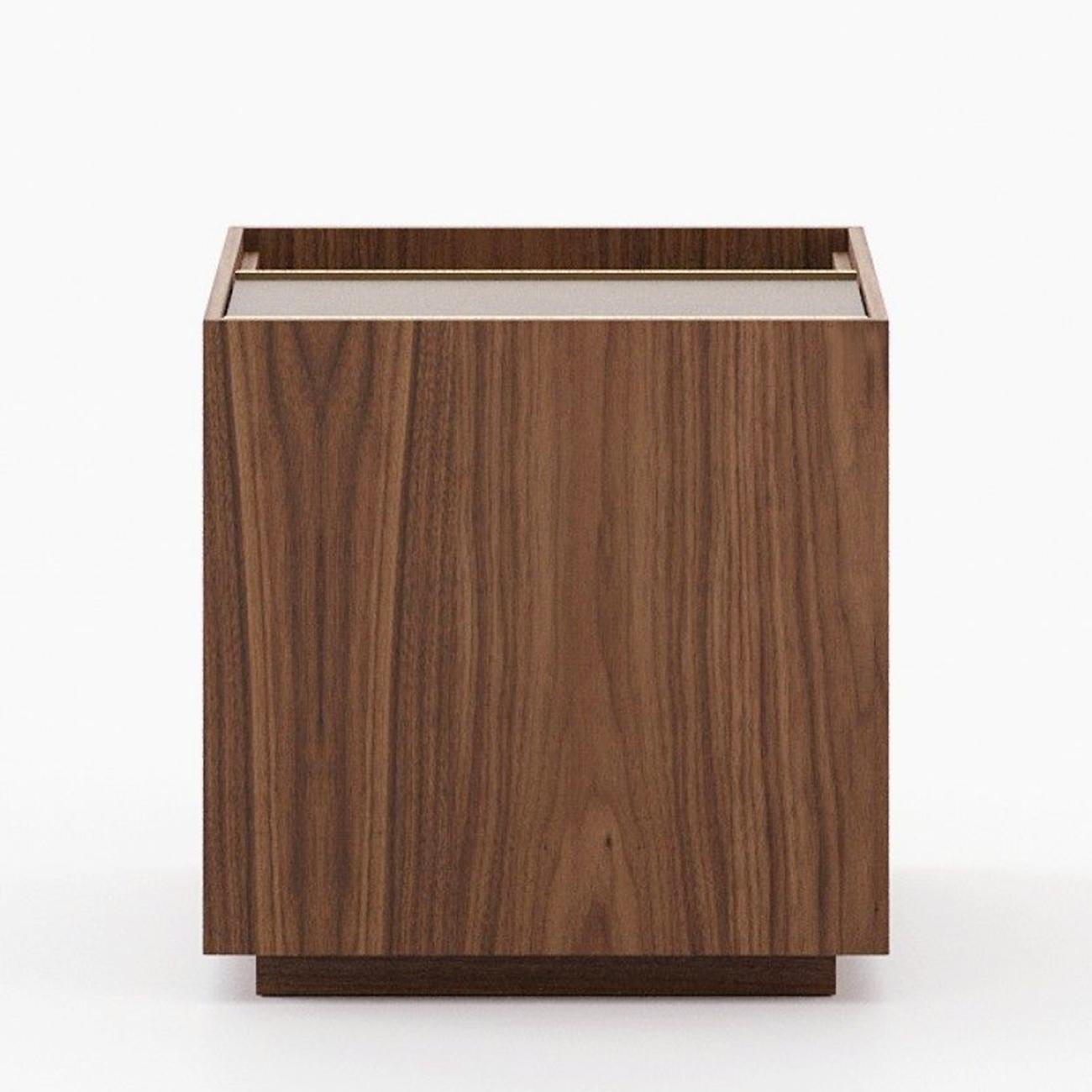 Table d'appoint Sisla avec structure en bois plaqué noyer,
avec plateau coulissant en cuir en finition grise. Avec des détails en acier inoxydable en
finition dorée polie.
Egalement disponible sur demande avec d'autres finitions en bois, cuir et