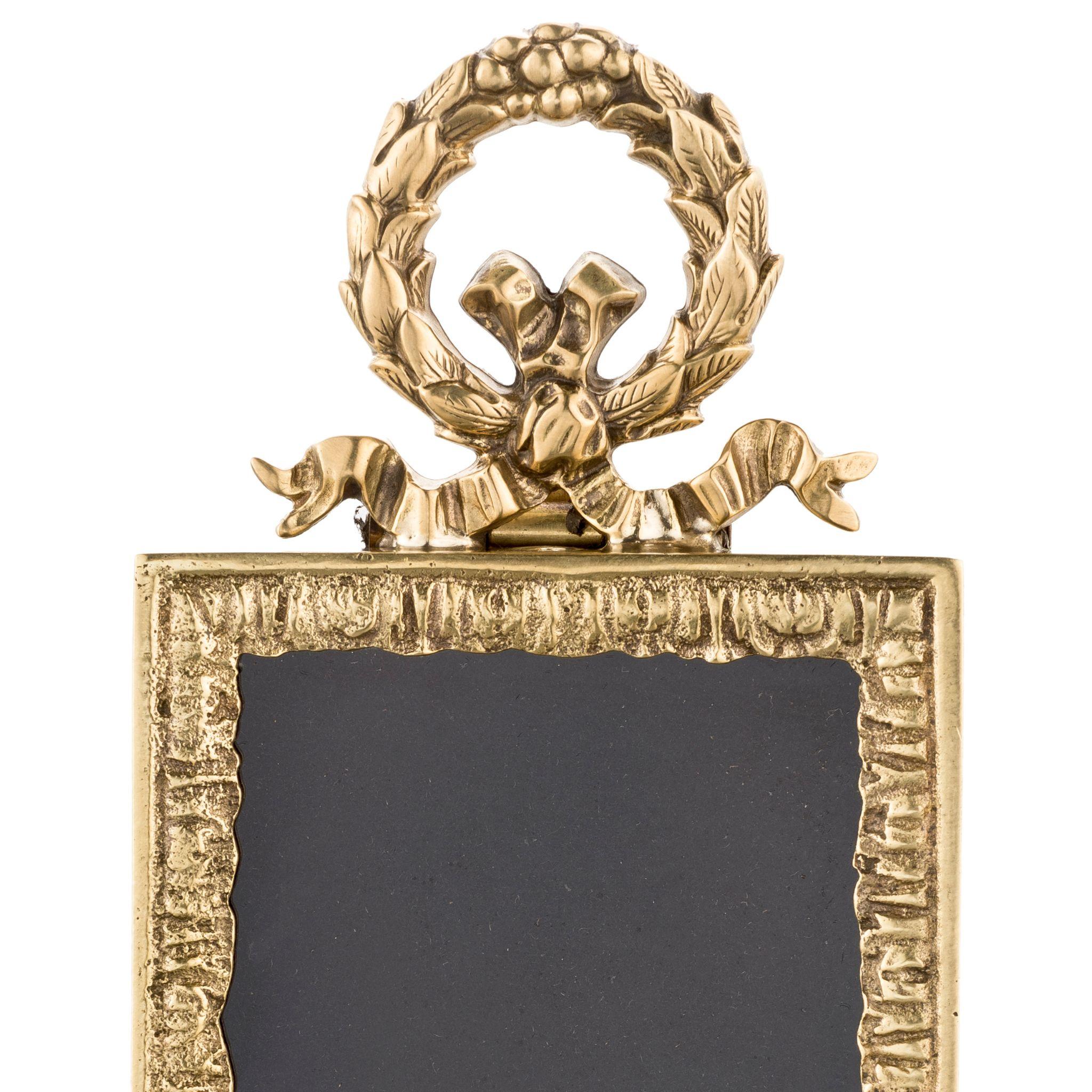 Showcase your favorite photos in our beautiful Sissi brass frame with garland. Crafted from high-quality brass, this exquisite frame features intricate garland detailing that adds a touch of sophistication to any decor. Its timeless design and