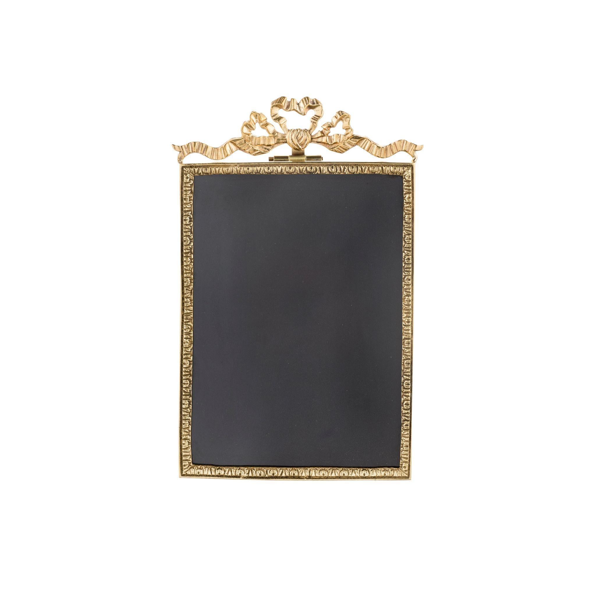Add a touch of elegance to your home decor with our Sissi brass frame. Featuring a stunning garland design, this baroque-style frame is perfect for displaying your most cherished memories. Shop now and elevate your decor to the next level.