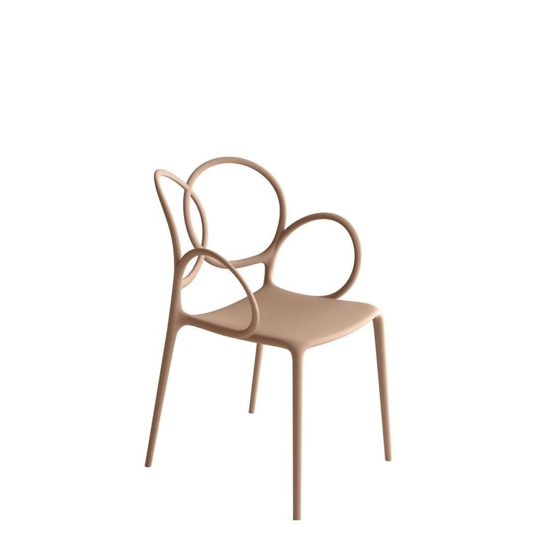En raison de la délicatesse de la finition, il n'est pas recommandé d'empiler les fauteuils. La société se réserve le droit de ne pas accepter les plaintes.

Le fauteuil empilable Sissi de Driade est un fauteuil gracieux et élégant. Fabriqué en