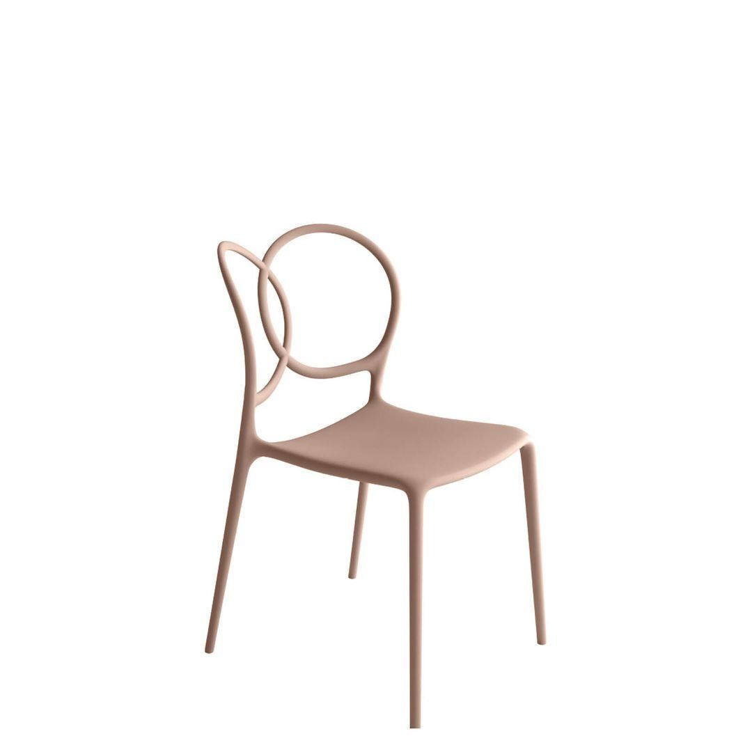 Aufgrund der Feinheit der Oberfläche ist es nicht empfehlenswert, die Sessel zu stapeln; das Unternehmen behält sich das Recht vor, Reklamationen nicht zu akzeptieren.

Der stapelbare Sessel Sissi von Driade ist ein anmutiger, stilvoller Sessel.