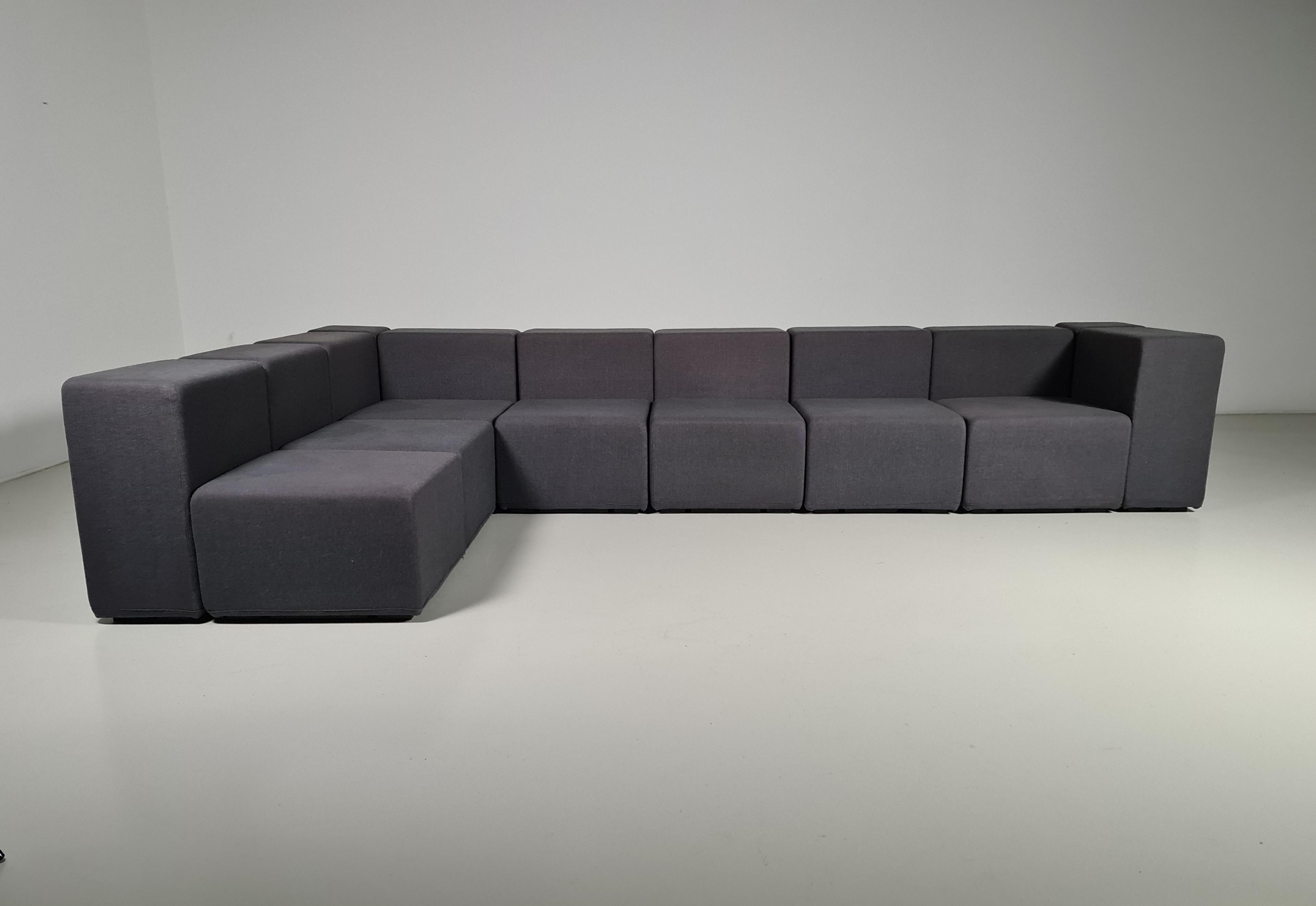 Modulares Sofa, Sistema 61, Giancarlo Piretti, Anonima Castelli, 1970er Jahre

Sieben Sitze mit Rückenlehne, gepolstert mit der ursprünglichen grauen Wolle.
Die Sitze sind durch verchromte Stahlteile miteinander verbunden und bestehen aus einem