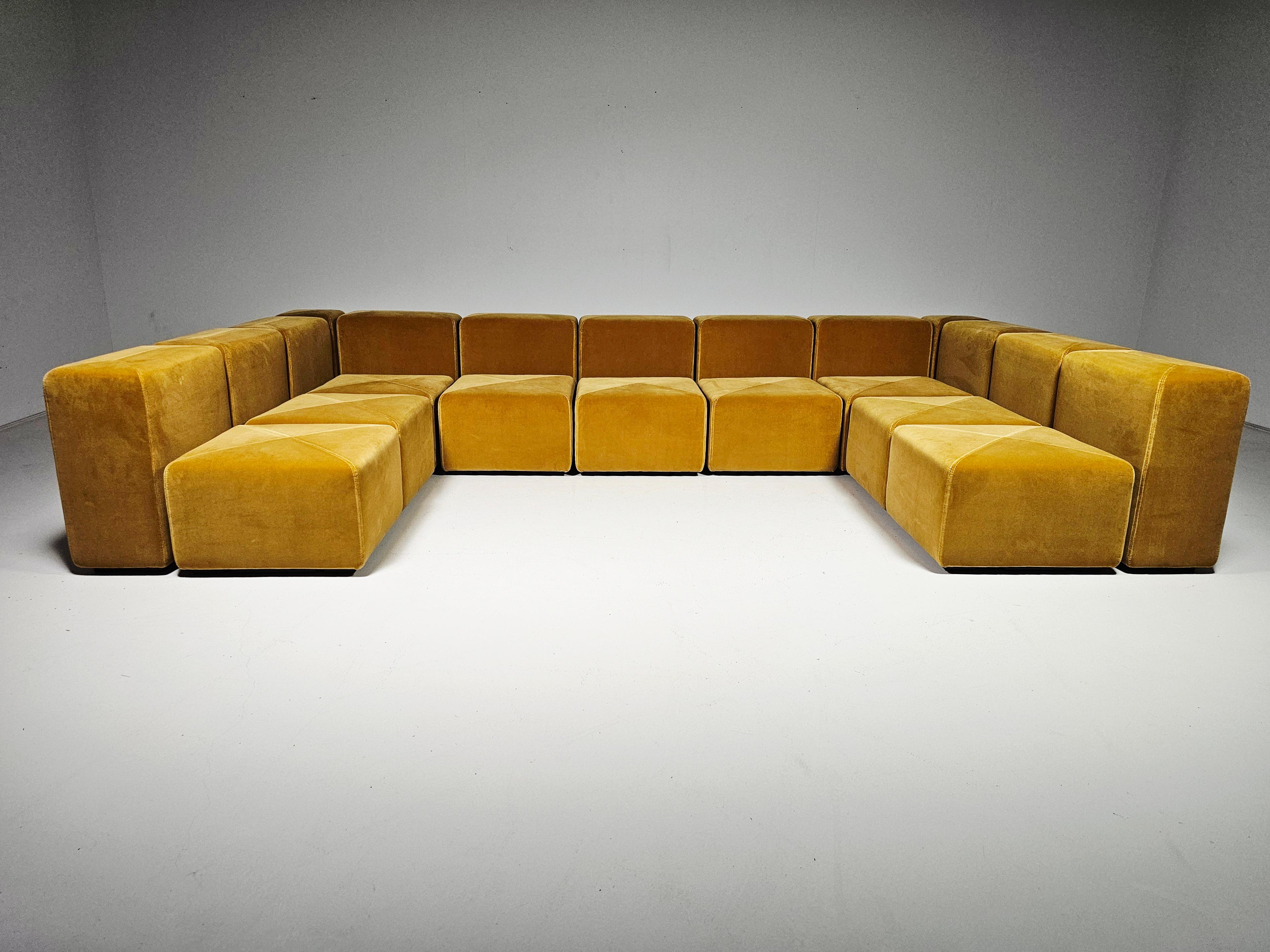 Sectional sofa, Sistema 61, Giancarlo Piretti, Anonima Castelli, 1960s.

.A striking example of Italian modernist design, the Sistema 61 by Giancarlo Piretti for Castelli combines bold geometry with exceptional comfort. Designed in 1961, this