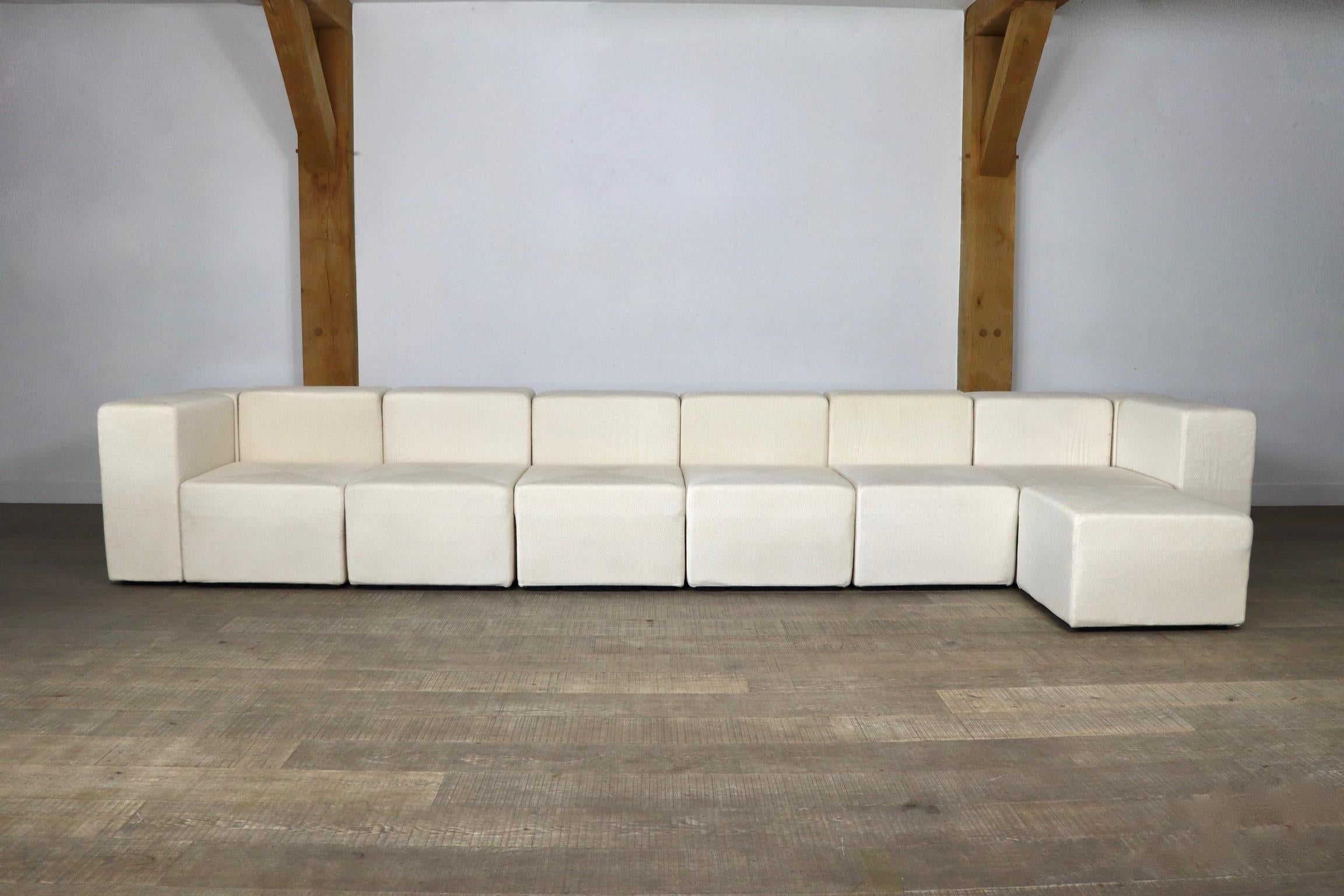 Beautiful modular 'Sistema 61' sofa by Giancarlo Piretti for Castelli, Italy 1970s. 
The modular sofa consists of seven seatings, seven backrests and two corner columns, which can be linked together on the underside with metal clamps. The original