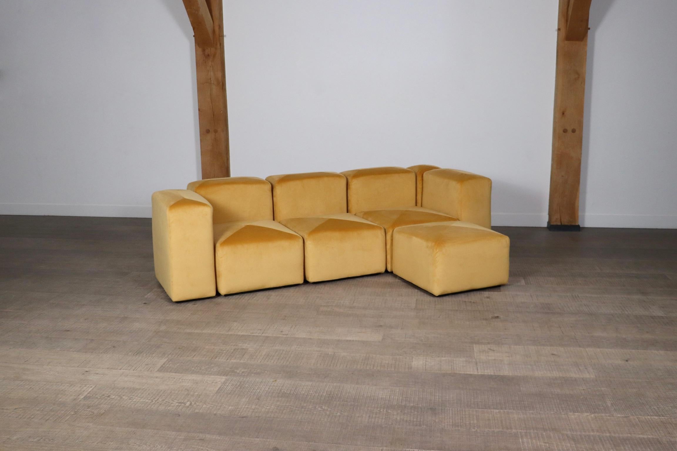 Beautiful modular ‘Sistema 61’ sofa by Giancarlo Piretti for Castelli, Italy 1970s.
This rare sofa design blends into any environment, due to its modularity. The modular sofa consists of four seatings, five back/armrests and one corner column, which