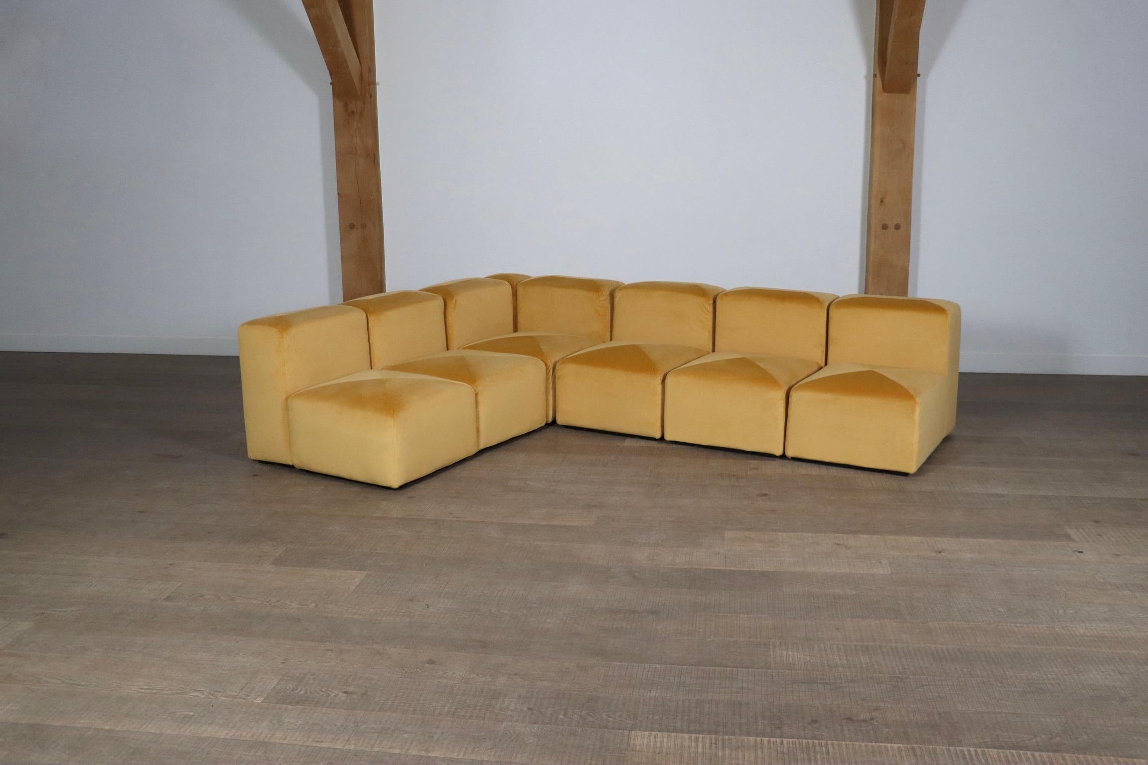 Beautiful modular ‘Sistema 61’ sofa by Gianfranco Piretti for Castelli, Italy 1970s.
This rare sofa design blends into any environment, due to its modularity. The modular sofa consists of six seatings, seven back/armrests and one corner column,